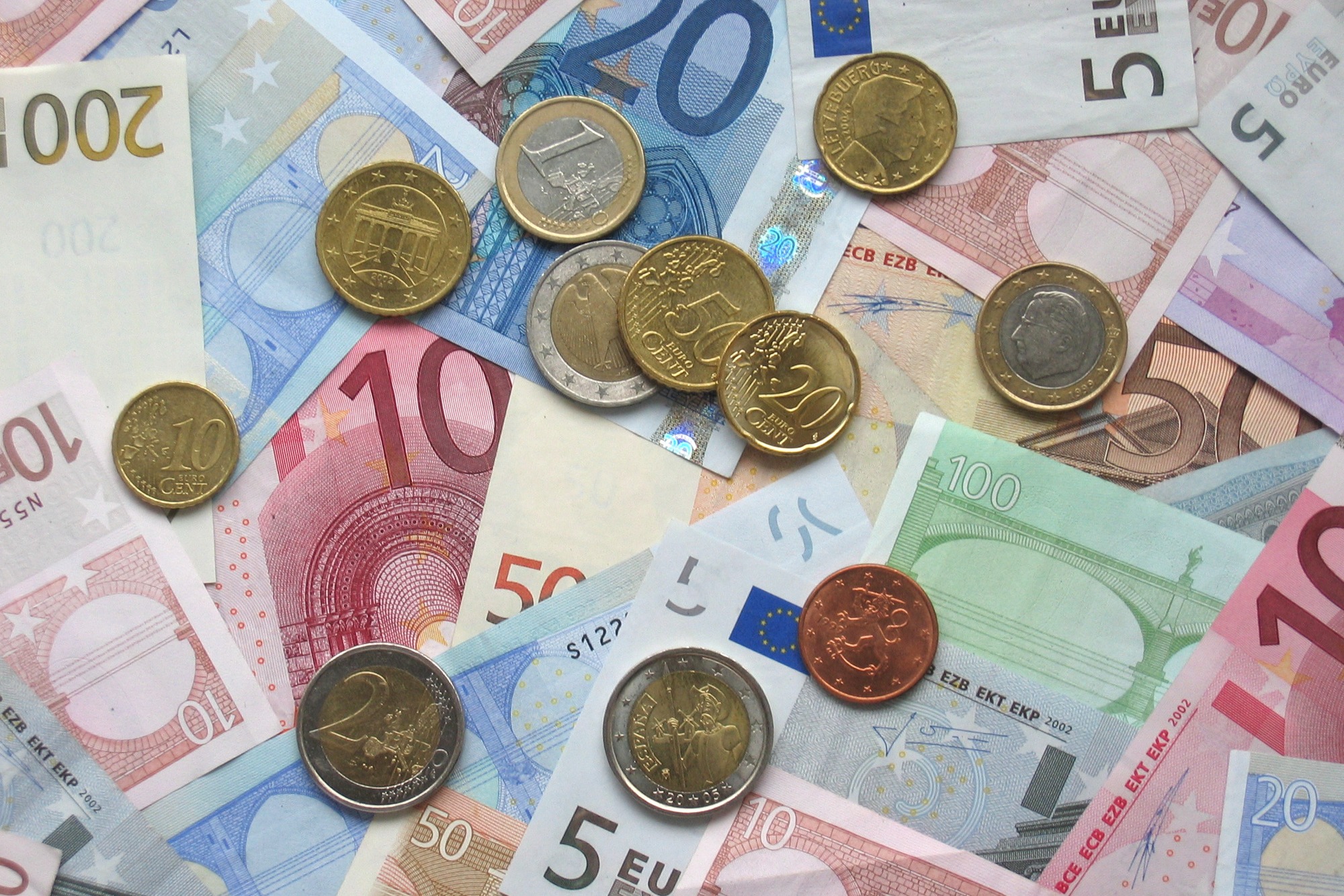 Euromunten en bankbiljetten, als illustratie bij gemeentelijke inkomensregelingen.
