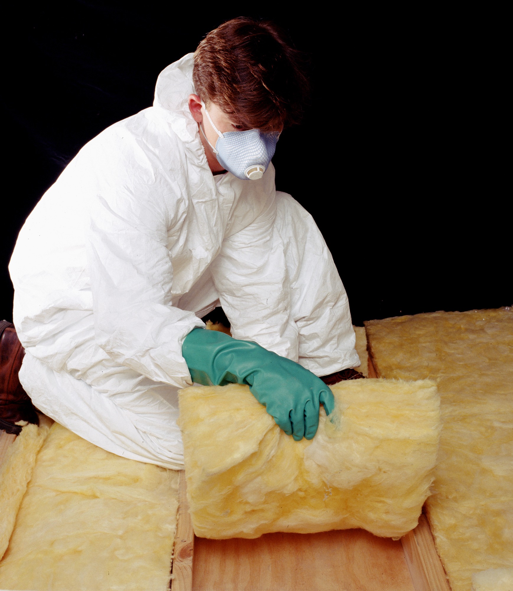 Het aanbrengen van isolatiemateriaal.