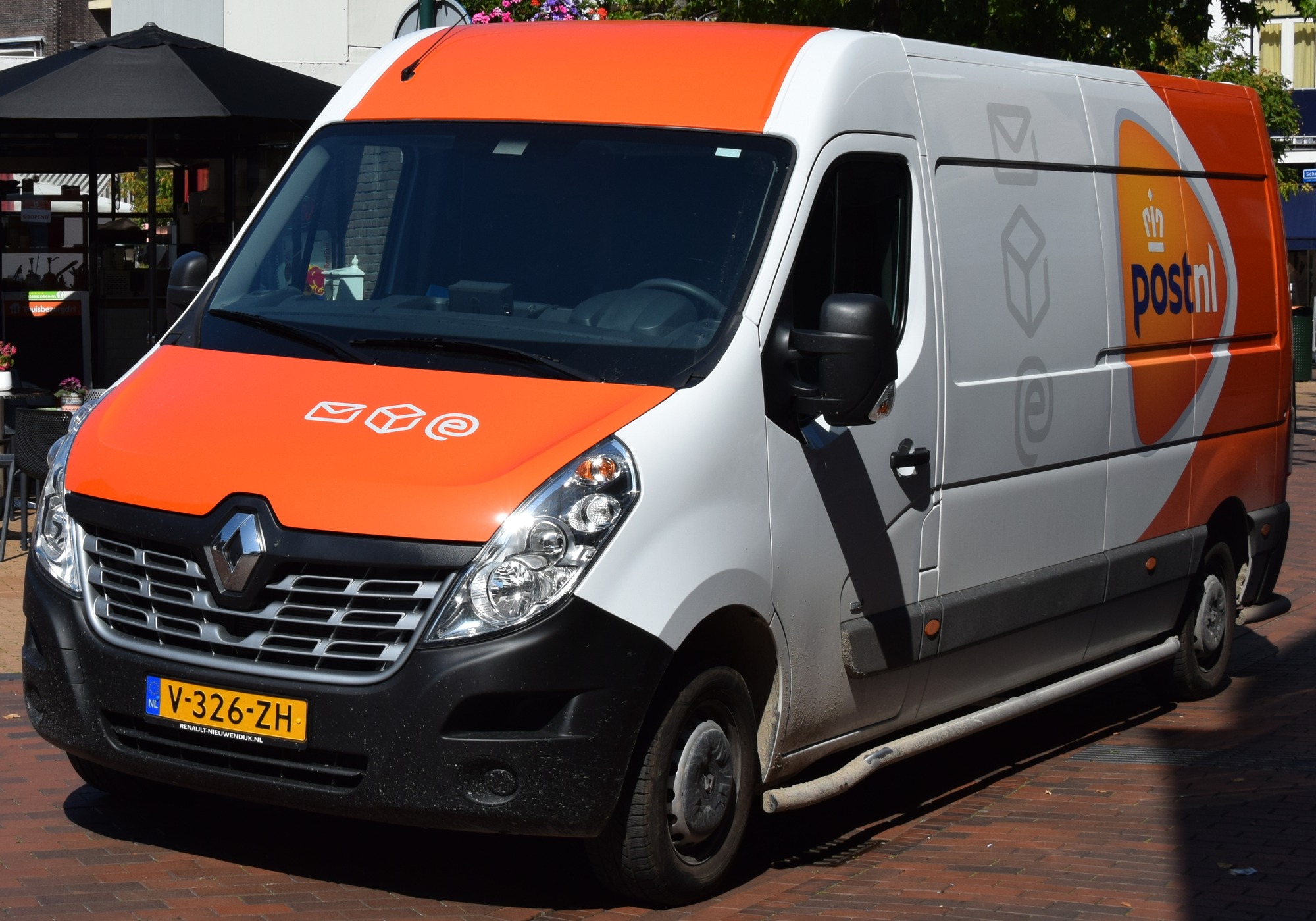 Een elektrische Renault Master in dienst van PostNL.