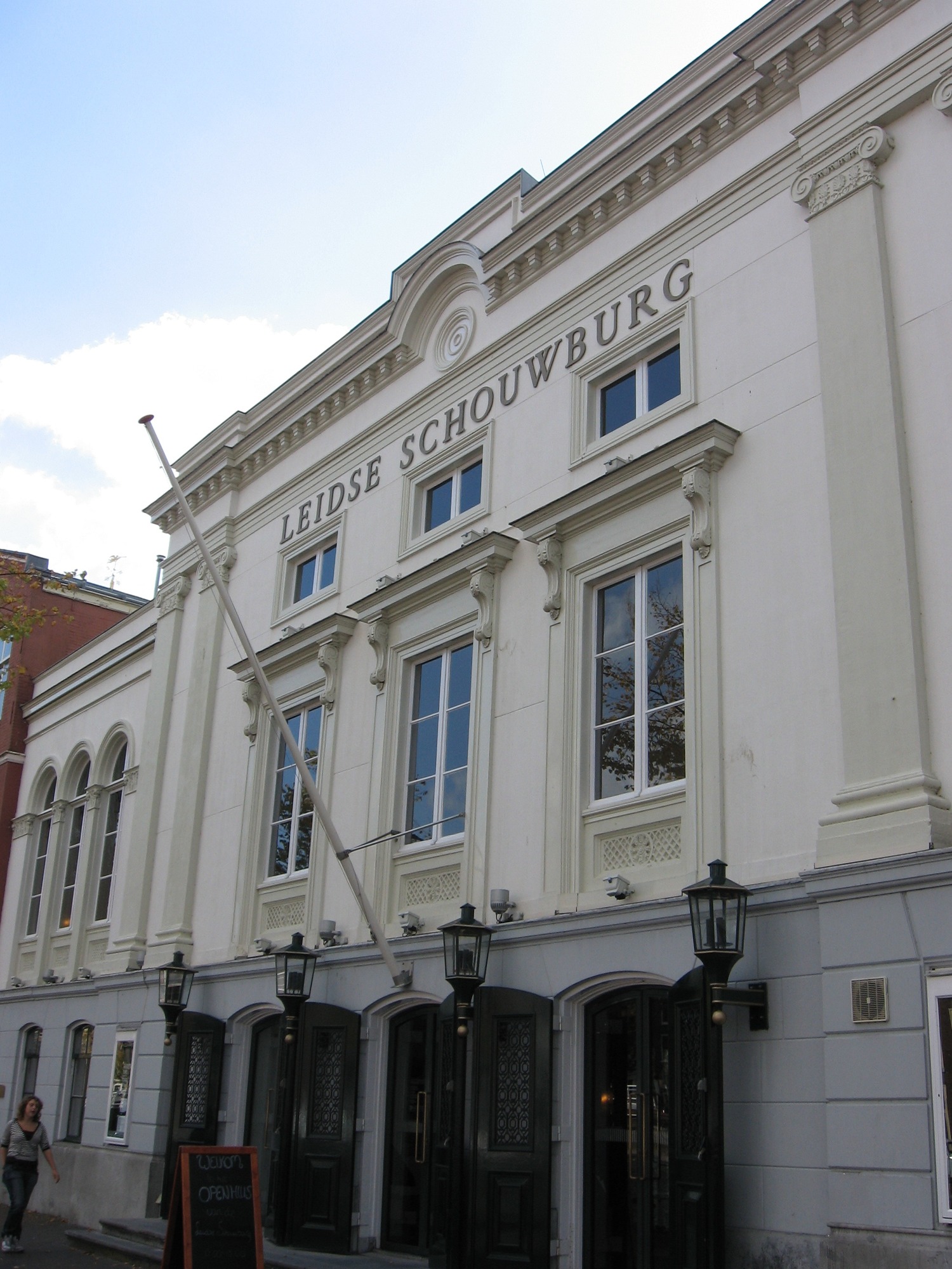 De voorzijde van de Leidse Schouwburg.