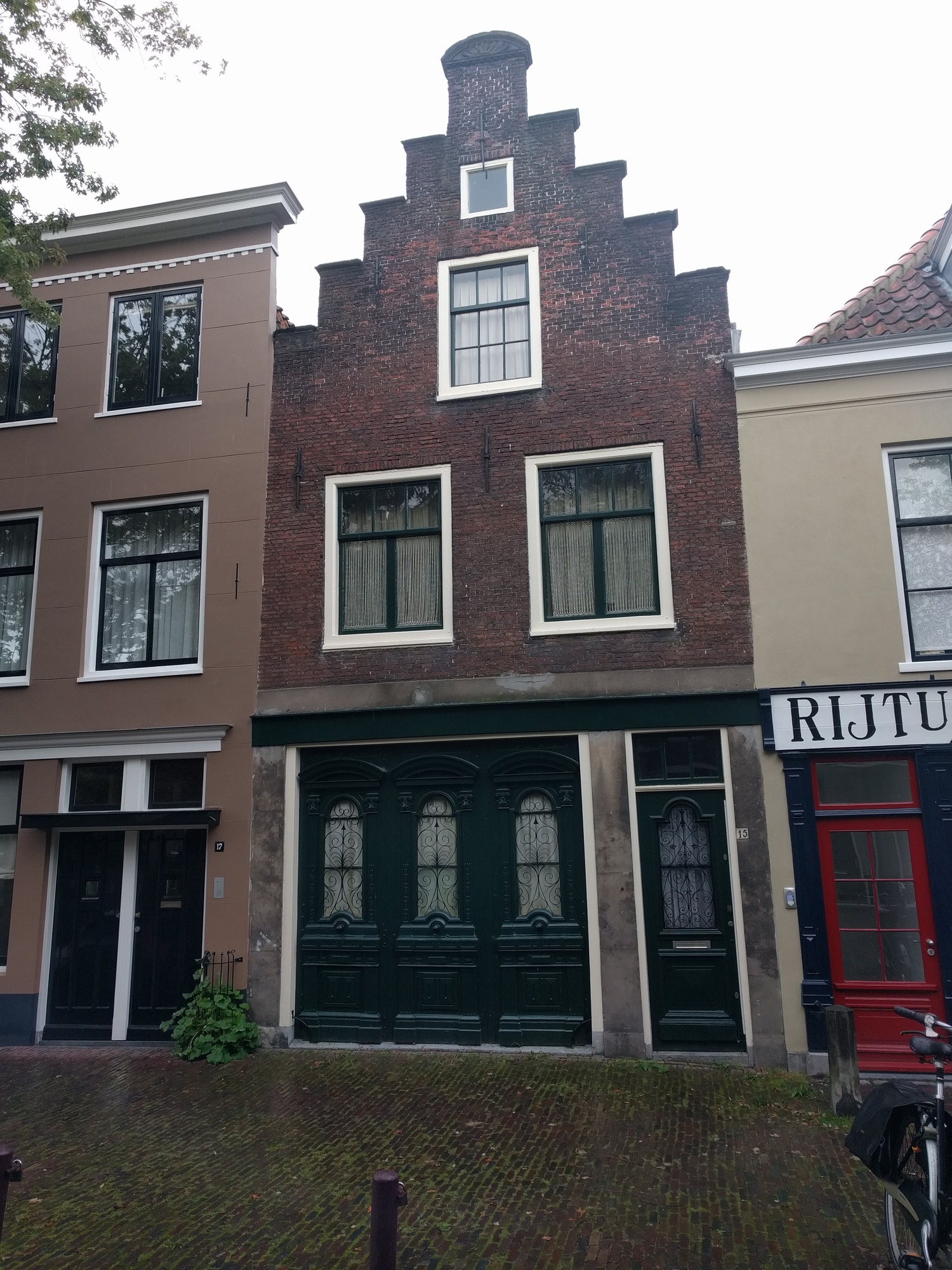 Een gevel aan de Oude Varkenmarkt in Leiden.