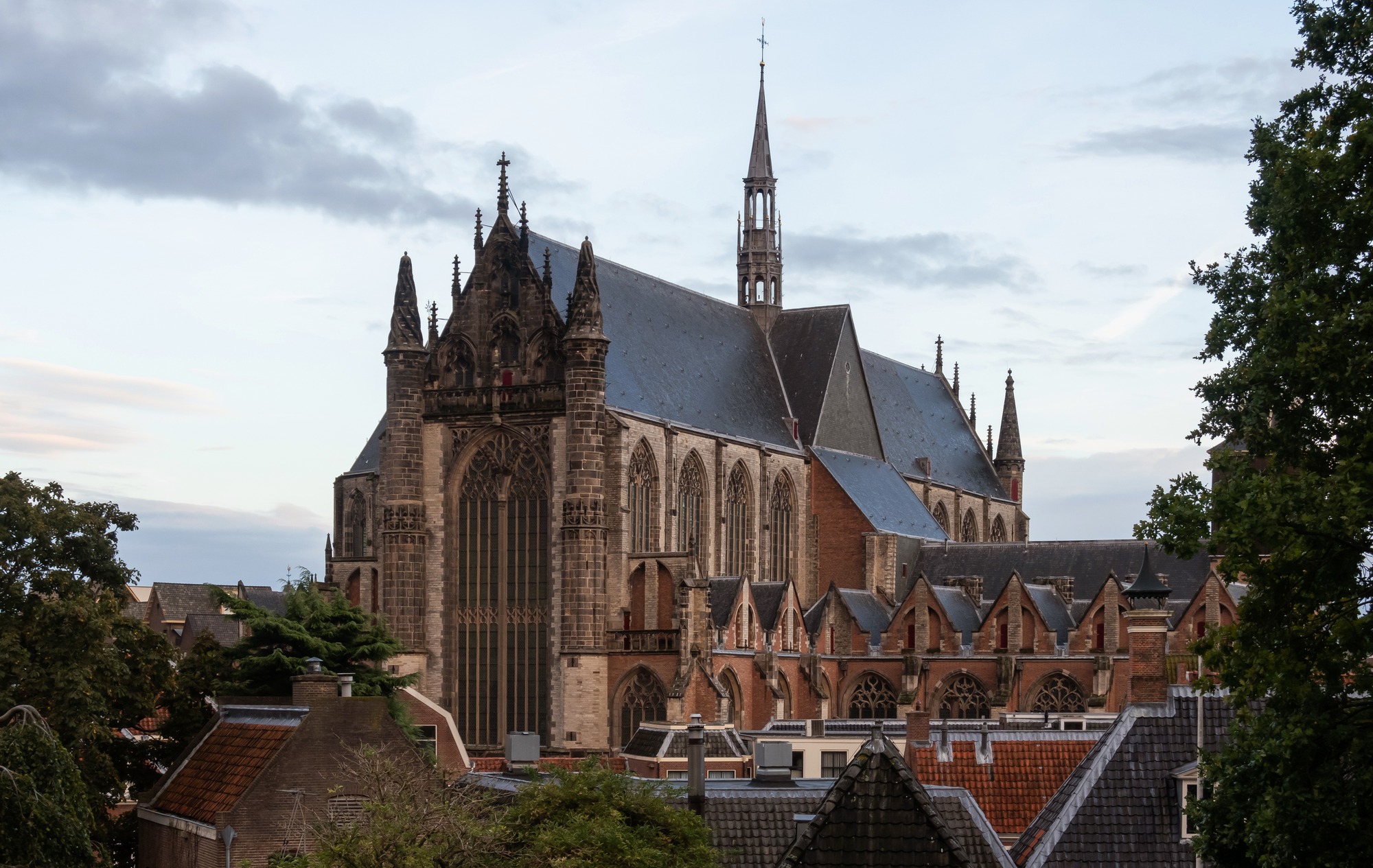 De Hooglandse Kerk en omgeving in Leiden.