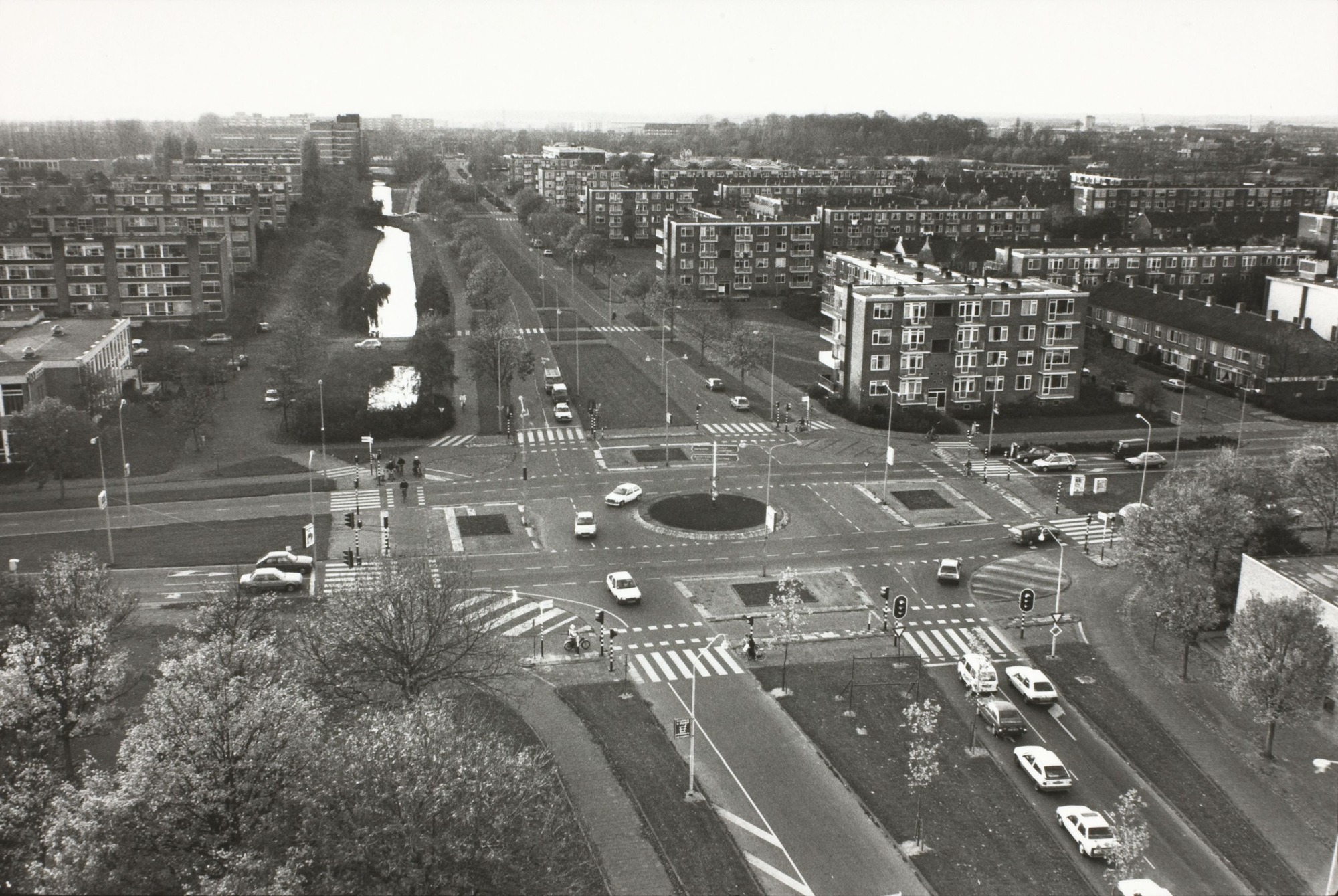 De Vijf Meilaan en het Vijf Meiplein in Leiden, gezien vanaf het Bevrijdingsplein in 1989.