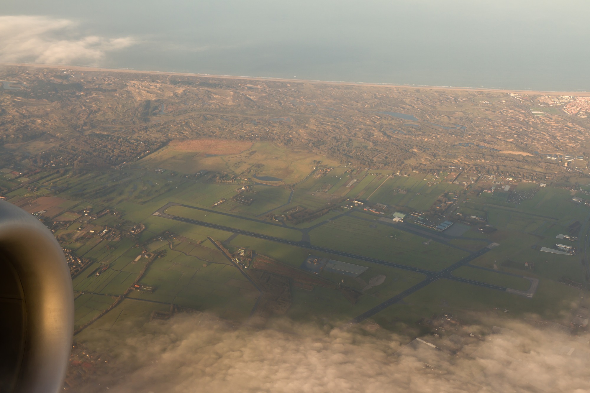 Een luchtfoto van het voormalige Vliegkamp Valkenburg.