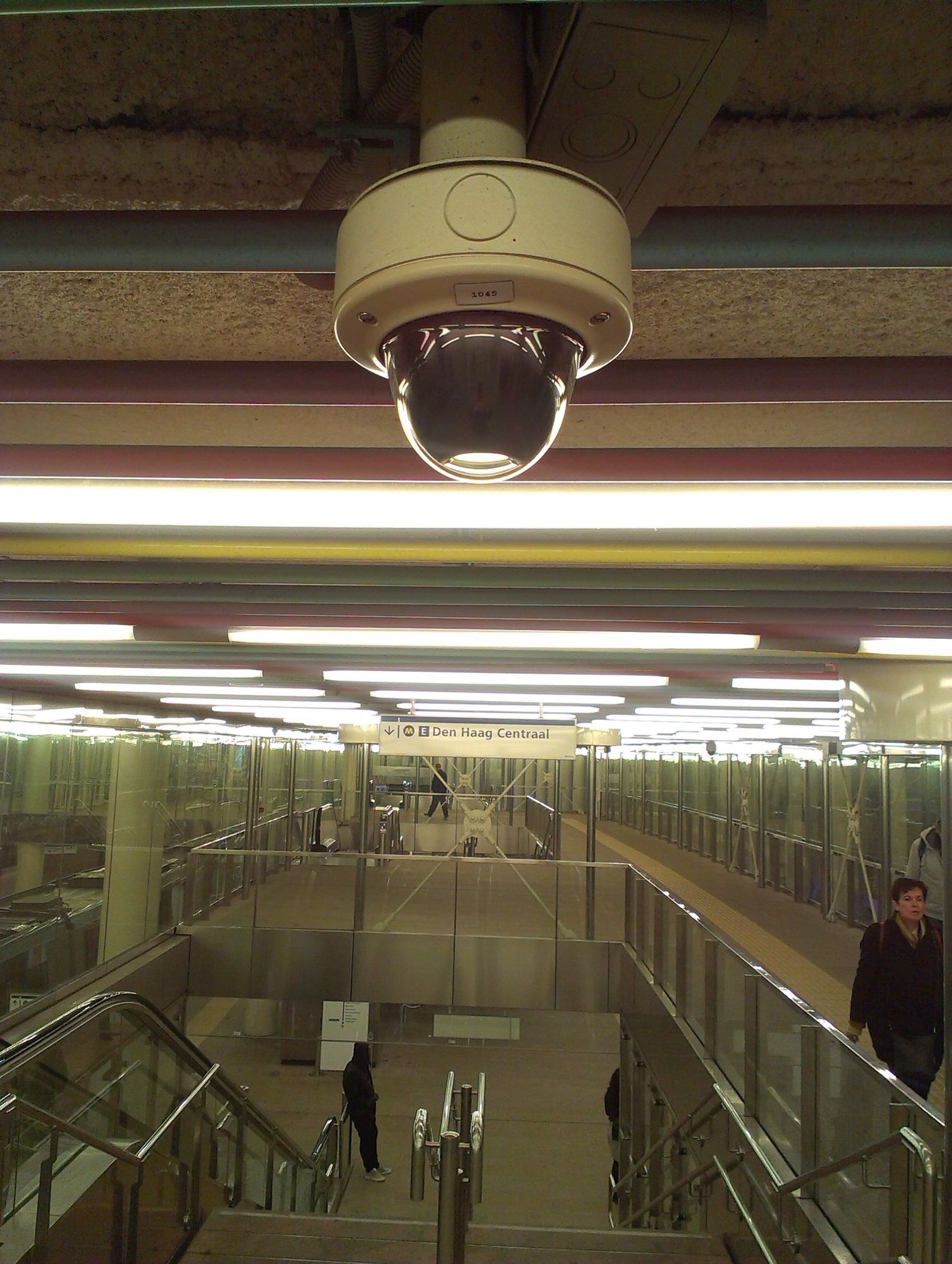 Een bewakingscamera in de Rotterdamse metro.