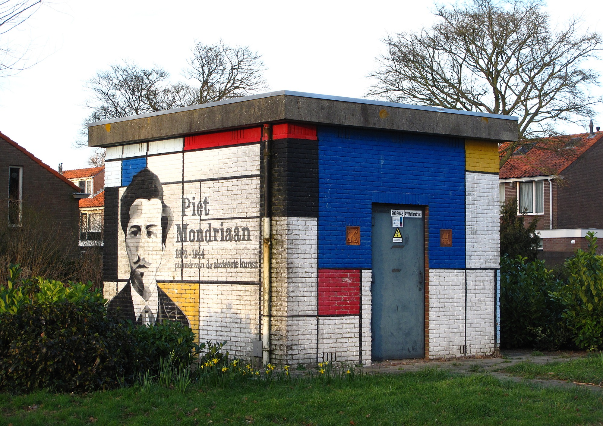 Een transformatorgebouw in Mondriaanstijl.