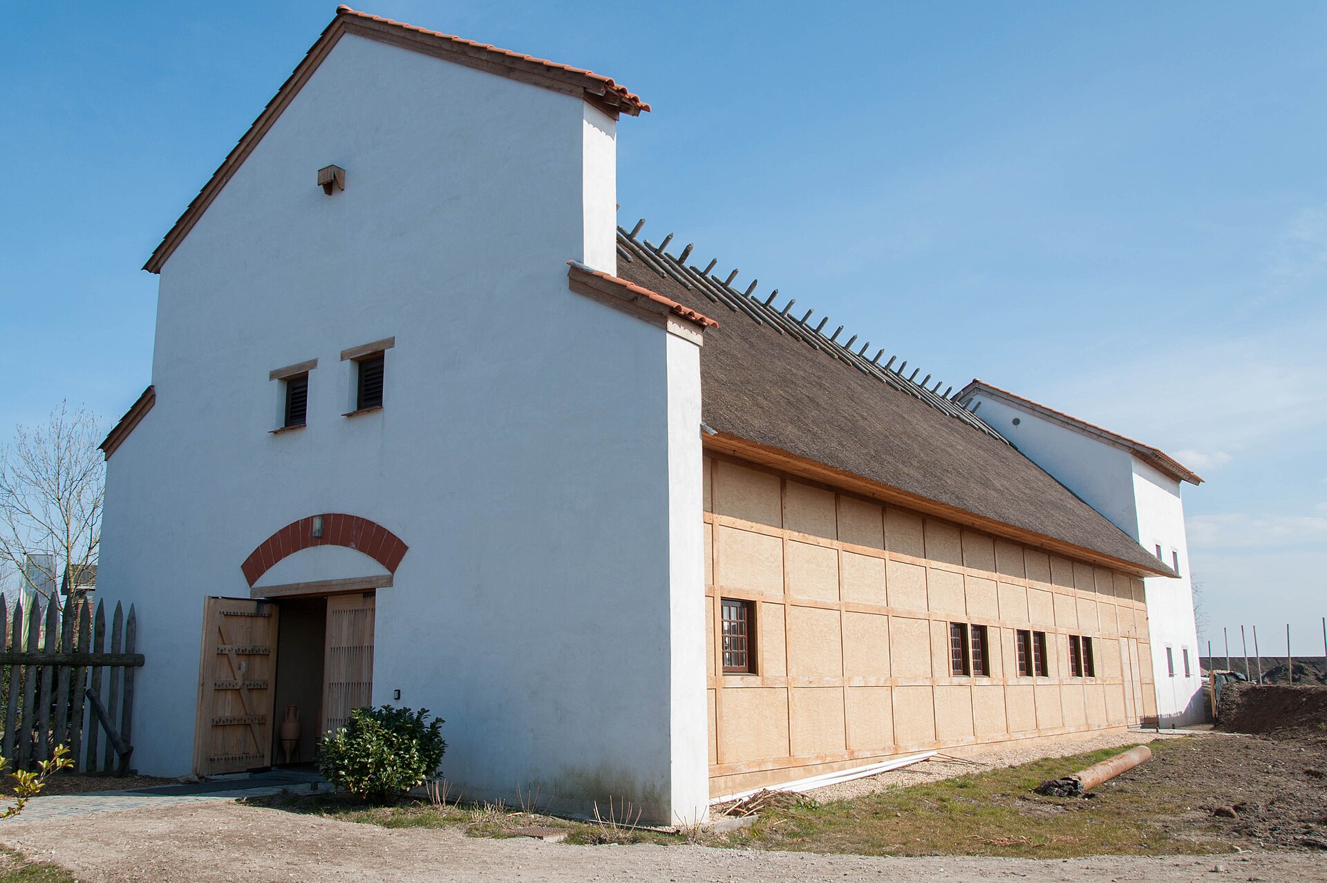 De witte en houtkleurige reconstructie van Villa Rijswijk-De Bult bij Archeon in Alphen aan den Rijn.