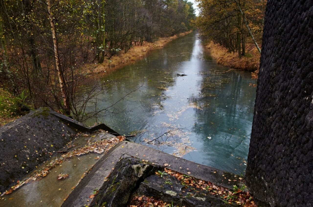 De Antitankgracht bij Brasschaat tussen begroeide oevers op een archieffoto uit 2013.