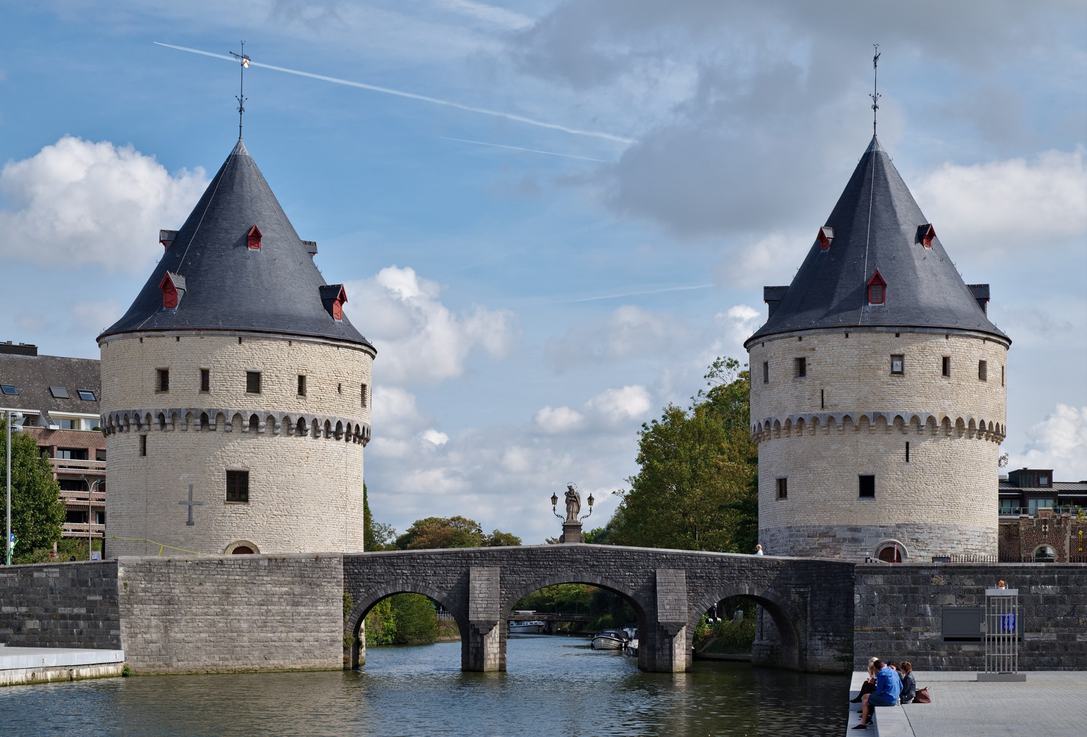De twee Broeltorens aan weerszijden van de brug over de Leie in Kortrijk.