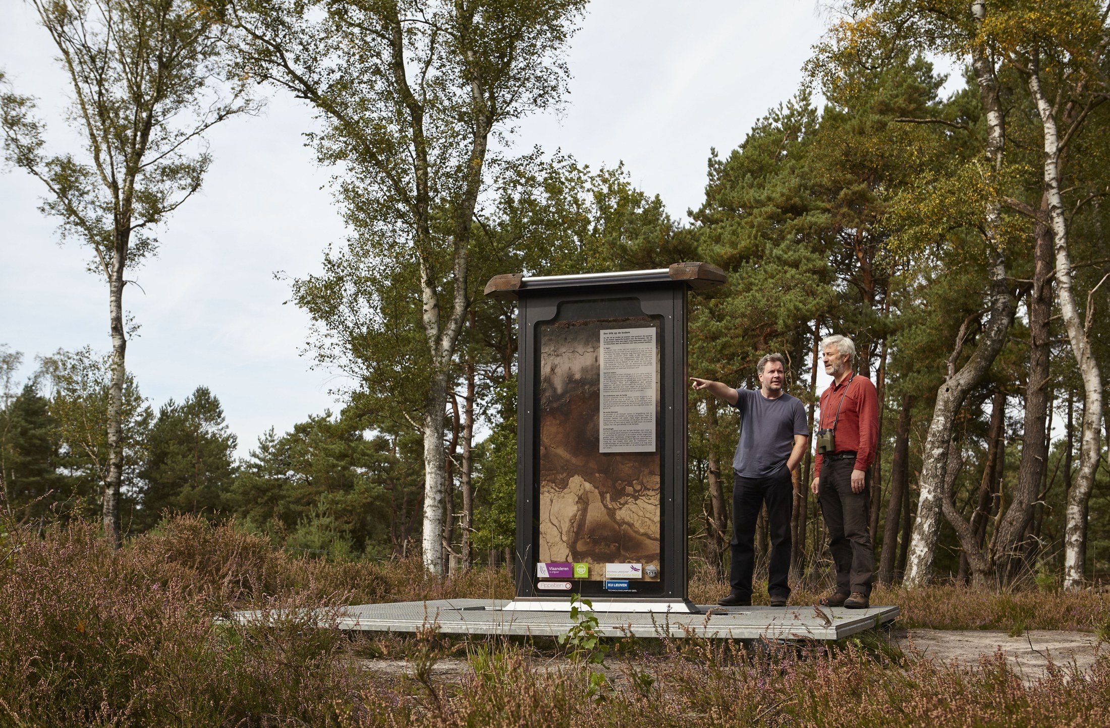 Bezoekers bij een informatiepaneel in Landschap De Liereman, op een foto uit 2017.