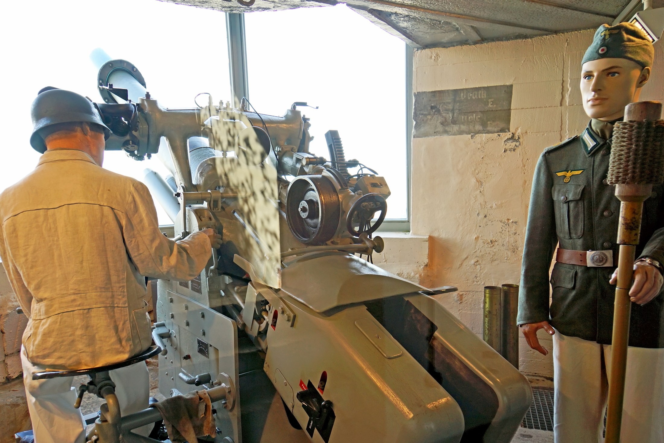 Een ingerichte historische bunker met museale figuren bij Atlantikwall Raversyde, gefotografeerd in 2013.