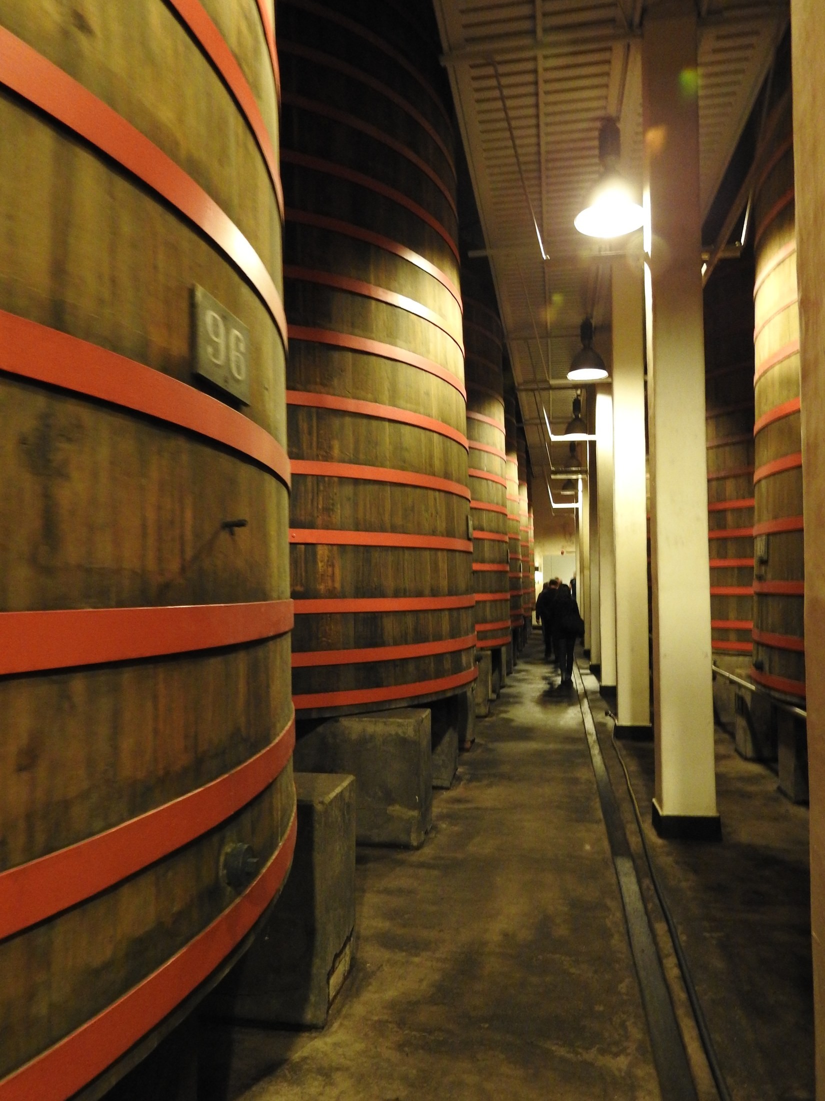 Grote houten rijpingsvaten bij brouwerij Rodenbach in Roeselare, gefotografeerd in 2015.