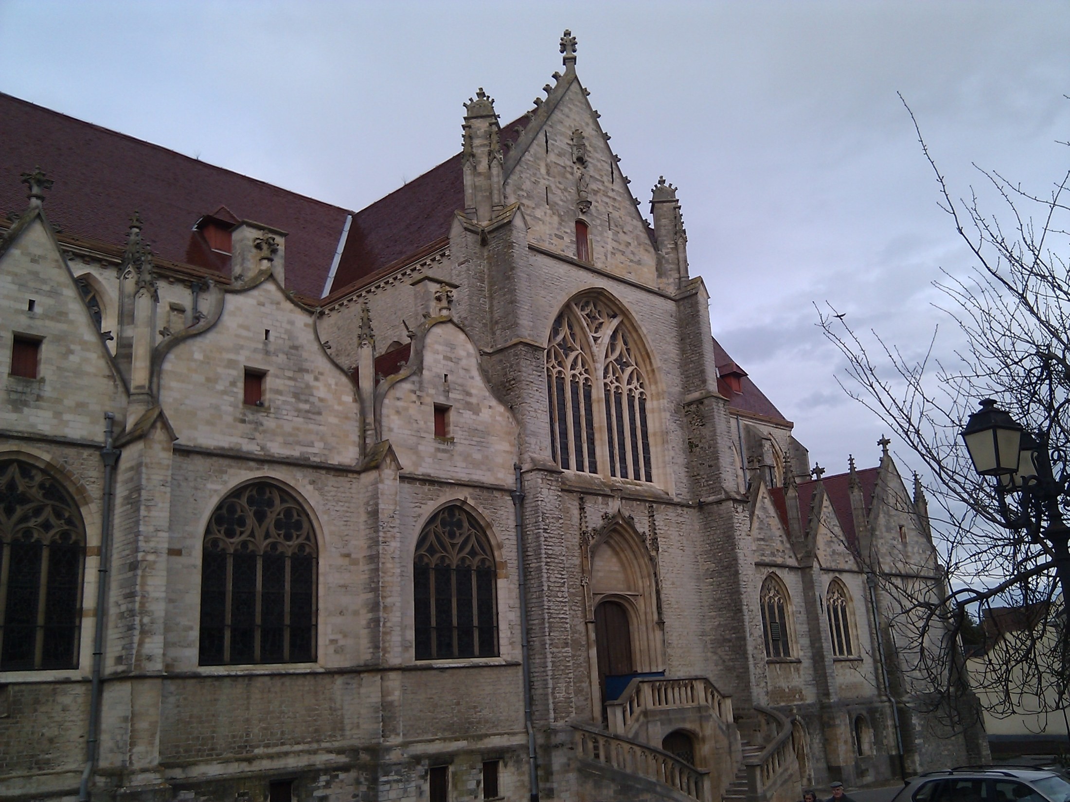 Sint-Hermes in Ronse met de oude toegang tot de crypte op een foto uit 2010; de bezoekersingang is later veranderd.