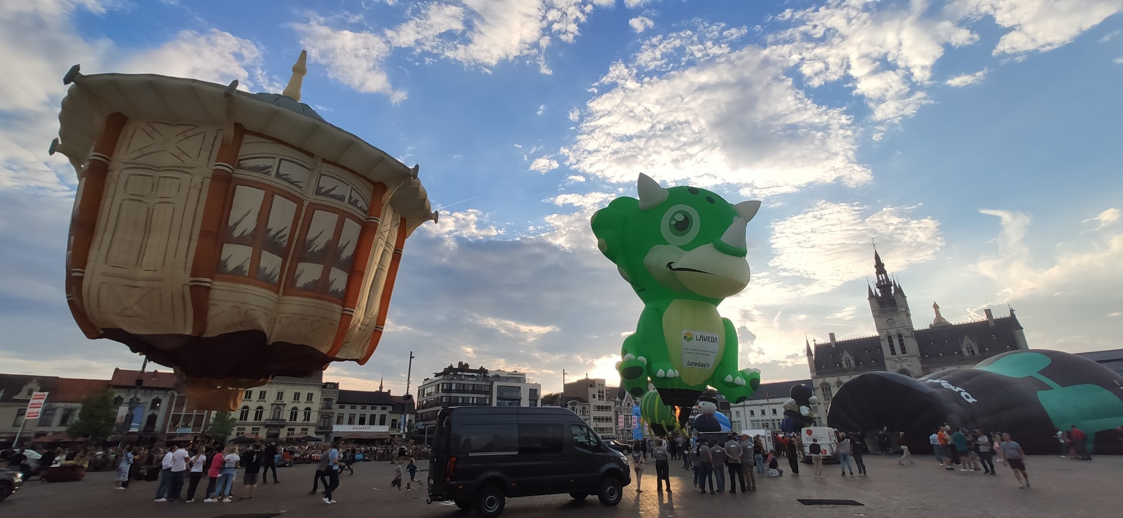 Luchtballonnen op de Grote Markt van Sint-Niklaas tijdens de Vredefeesten van 2022, vóór de herinrichting vanaf 2024.