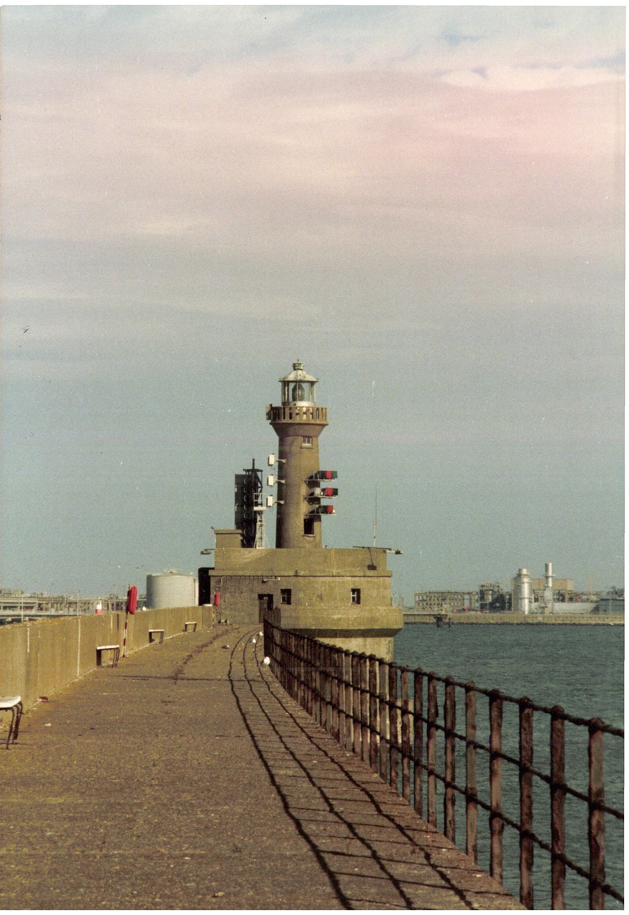 De oude havendam met vuurtoren in Zeebrugge op een archieffoto uit oktober 1997.