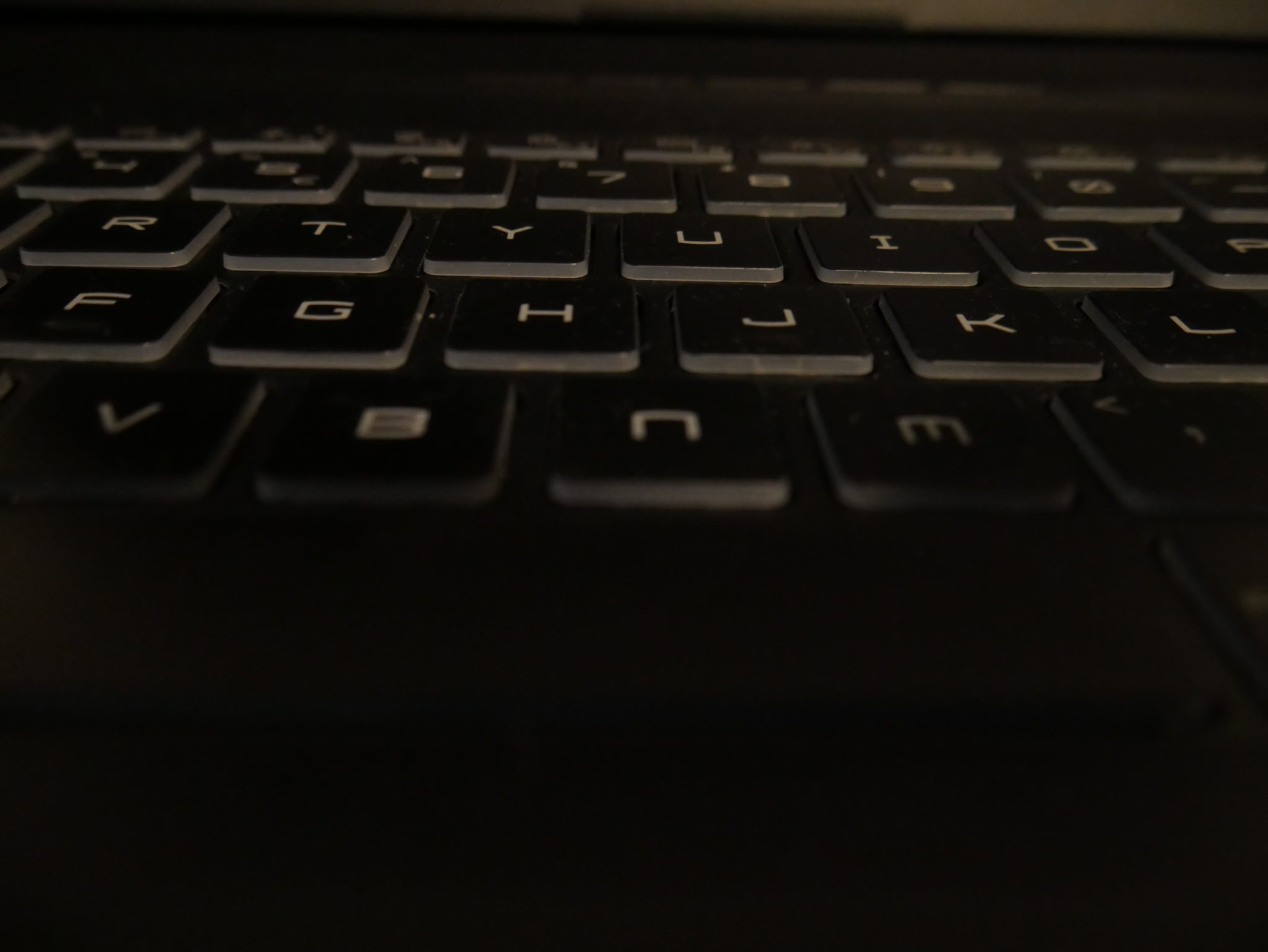 Een close-up van zwarte toetsen van een laptoptoetsenbord.