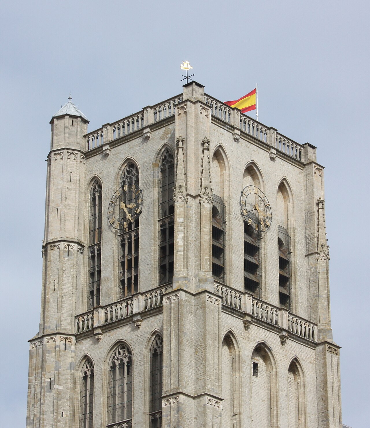 De hoge, vlak beëindigde Catharijnetoren in Brielle, met een Spaanse vlag.