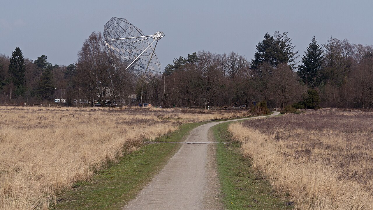 De grote radioschotel aan de rand van het Dwingelderveld bij Dwingeloo.
