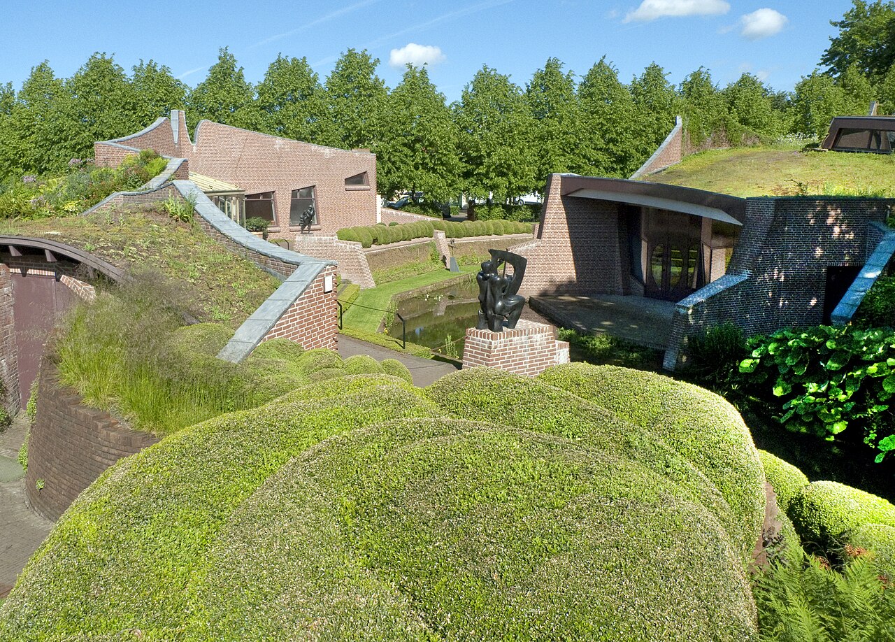 Het organisch vormgegeven museumgebouw van De Buitenplaats in Eelde.
