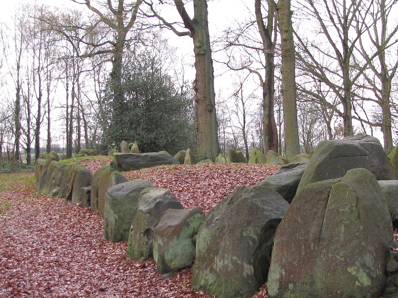 Het langgraf D43 in Emmen, met stenen van het monument.