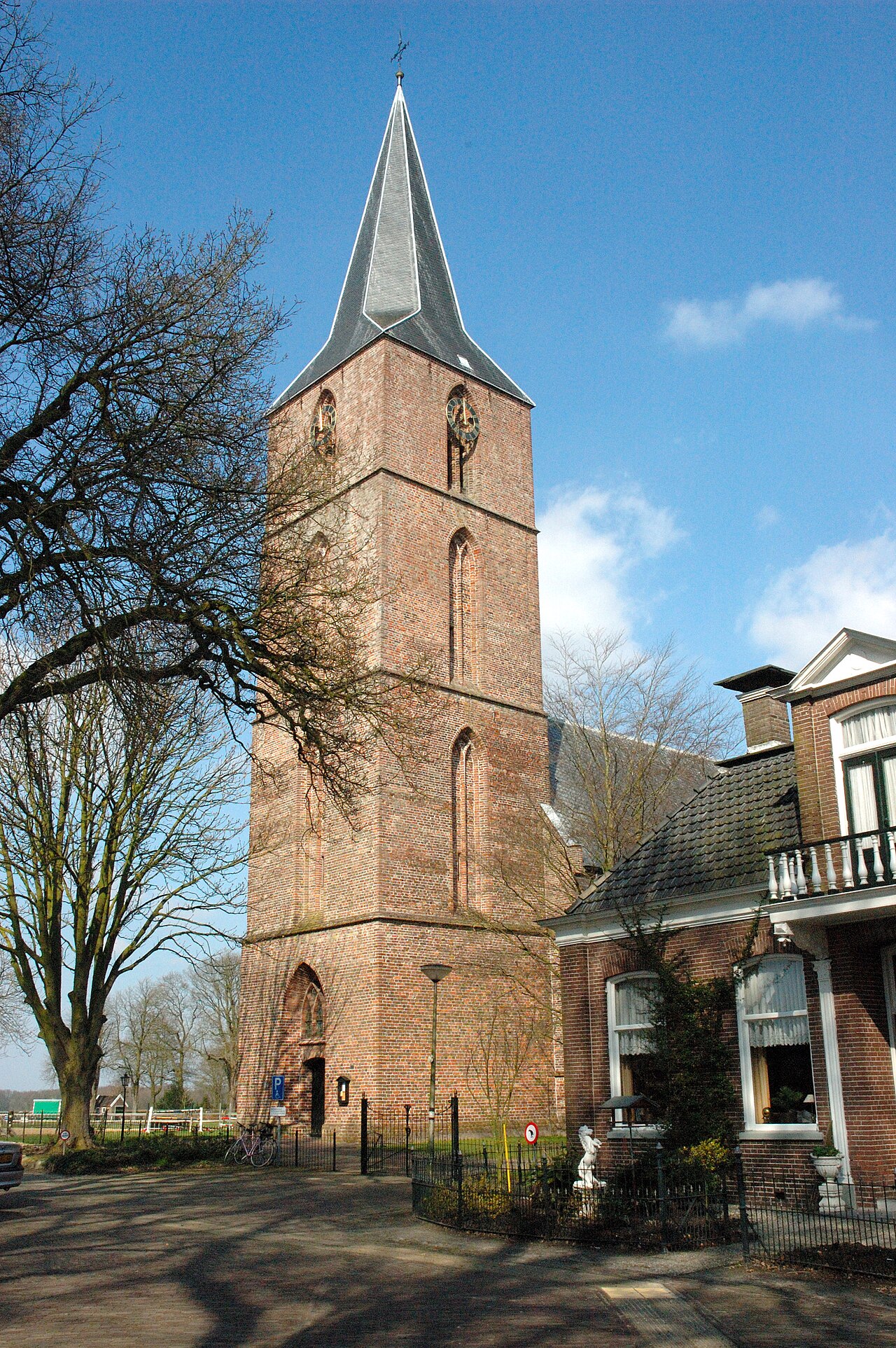De kerk en dorpsomgeving van Rolde. Illustratieve plaatsfoto; geen foto van het eerste TT-parcours.