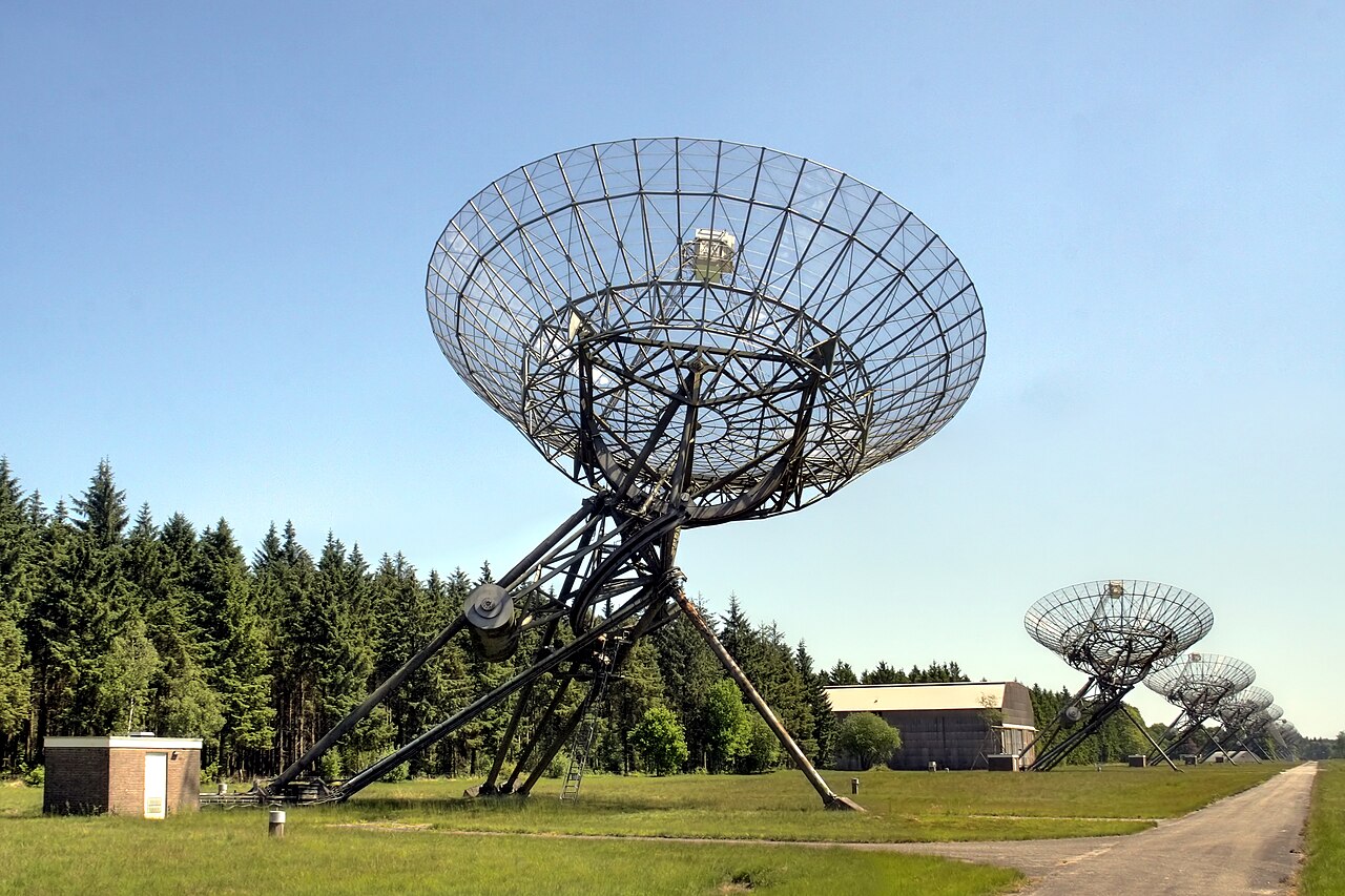 De rij radioschotels van de Westerbork Synthese Radio Telescoop.