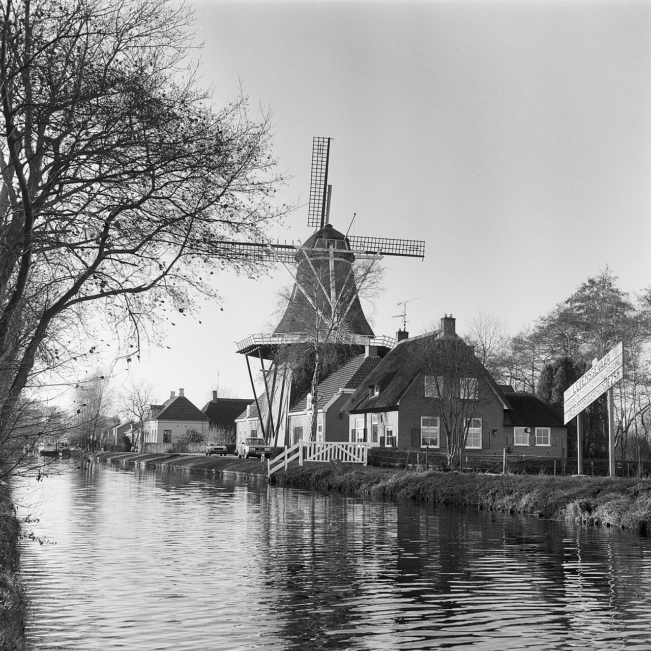 Een historische overzichtsfoto van molen De Wachter in Zuidlaren. Archieffoto uit de monumentencollectie.