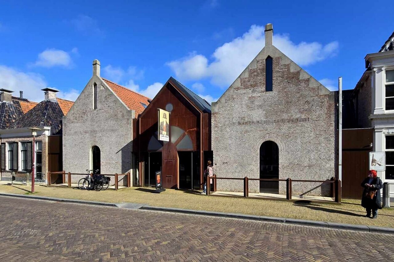 De gevel van het Jopie Huisman Museum in Workum.