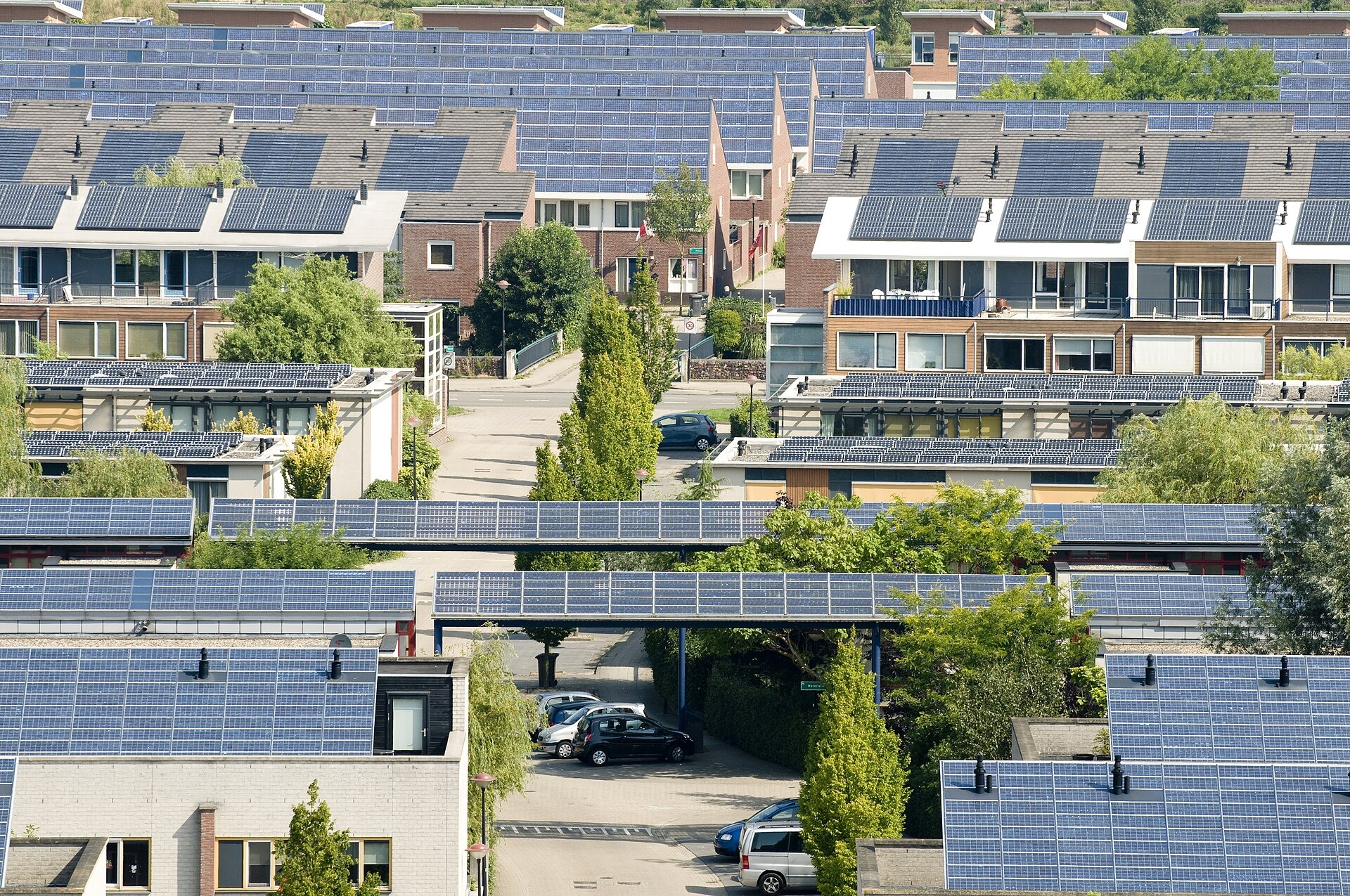 Rijen huizen met zonnepanelen op de daken in Nederland.