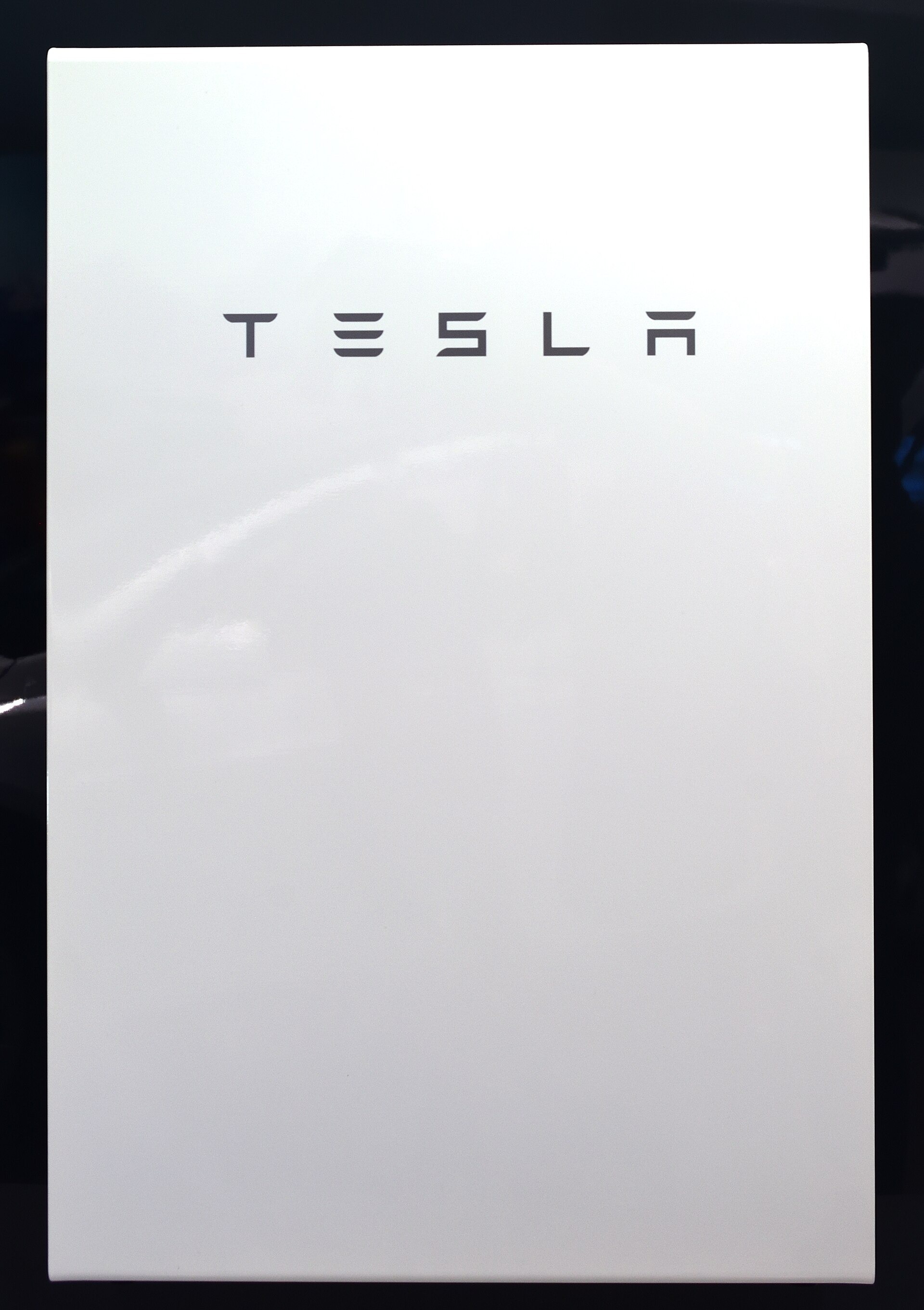 Witte Tesla Powerwall 2 met het Tesla-logo.