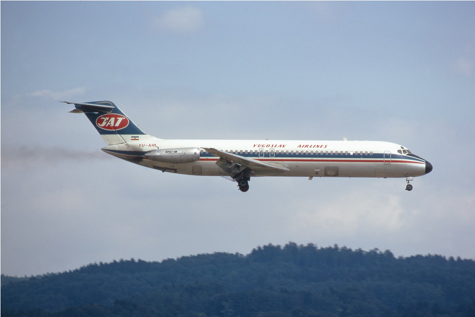 Een DC-9 in de kleuren van luchtvaartmaatschappij JAT.