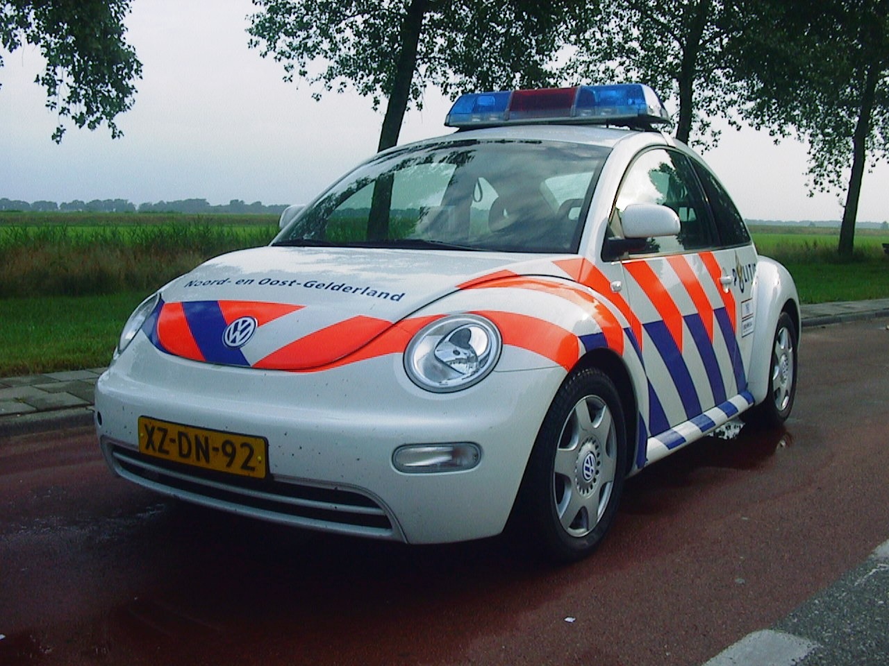 Een Volkswagen Kever in Nederlandse politiekleuren.