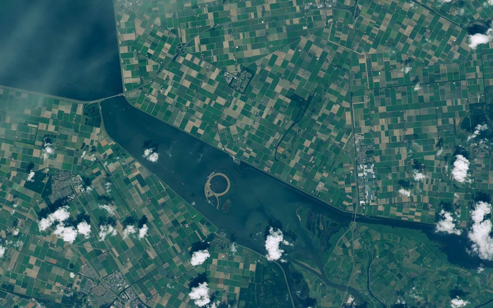 Satellietbeeld van het ronde kunstmatige eiland IJsseloog in het Ketelmeer.