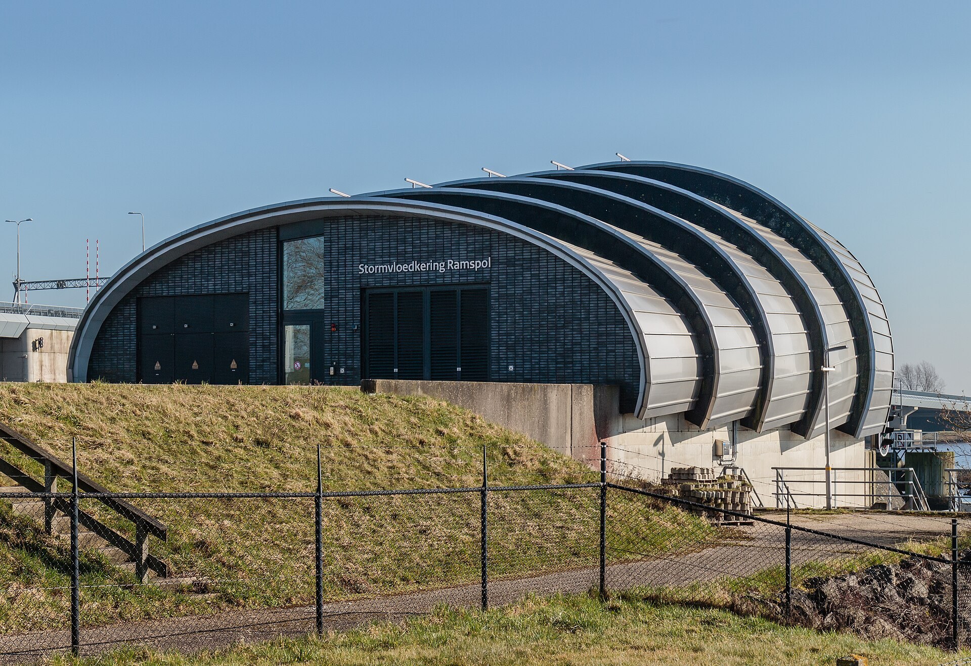 Een gebouw van de stormvloedkering Ramspol, bij de provinciegrens tussen Ens en Kampen. Het beeld toont geen gevulde balg.