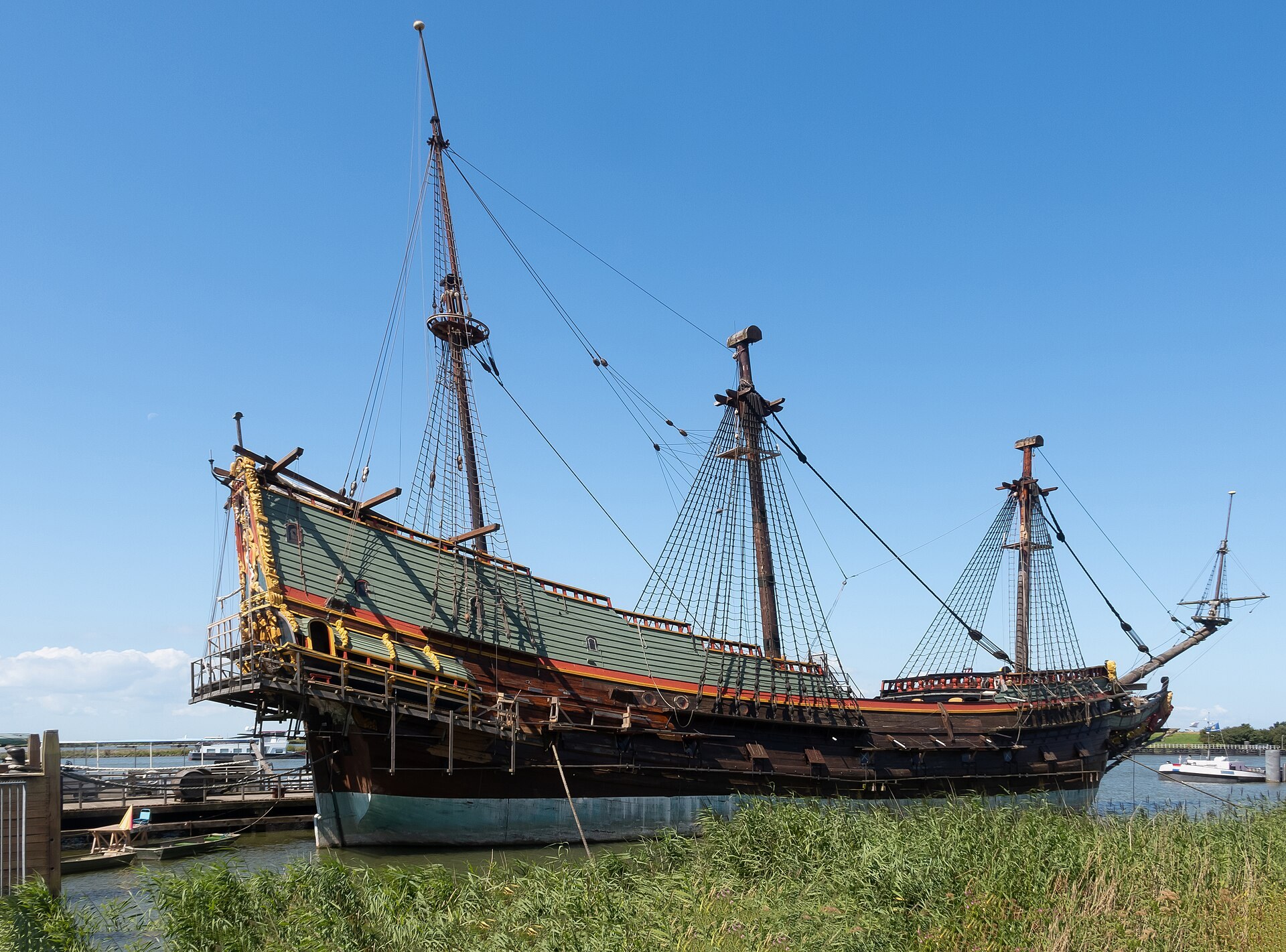 De reconstructie van de Batavia bij Lelystad, op een archieffoto. Dit is niet het oorspronkelijke schip uit 1628 en de opname toont niet de actuele onderhoudssituatie.