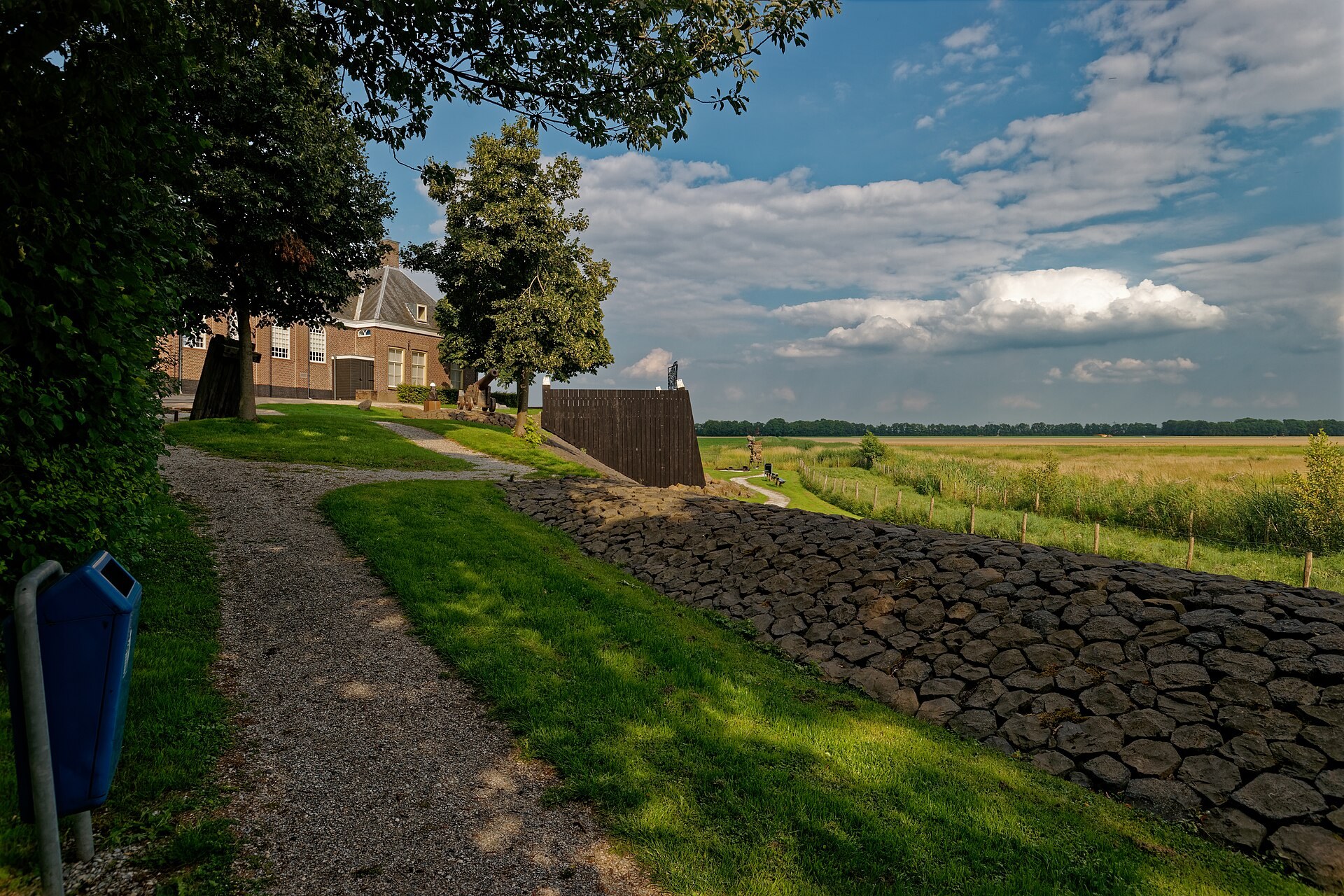 De verhoogde Middelbuurt van het voormalige eiland Schokland, met het polderland ernaast.
