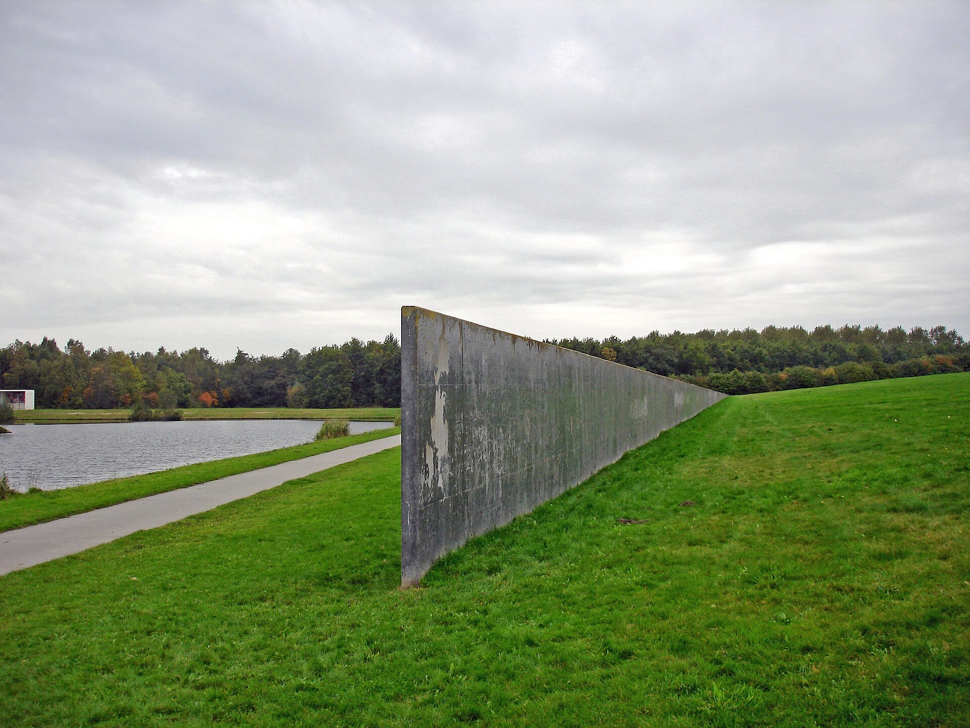 Een van de betonnen wanden van Sea Level van Richard Serra in Zeewolde.