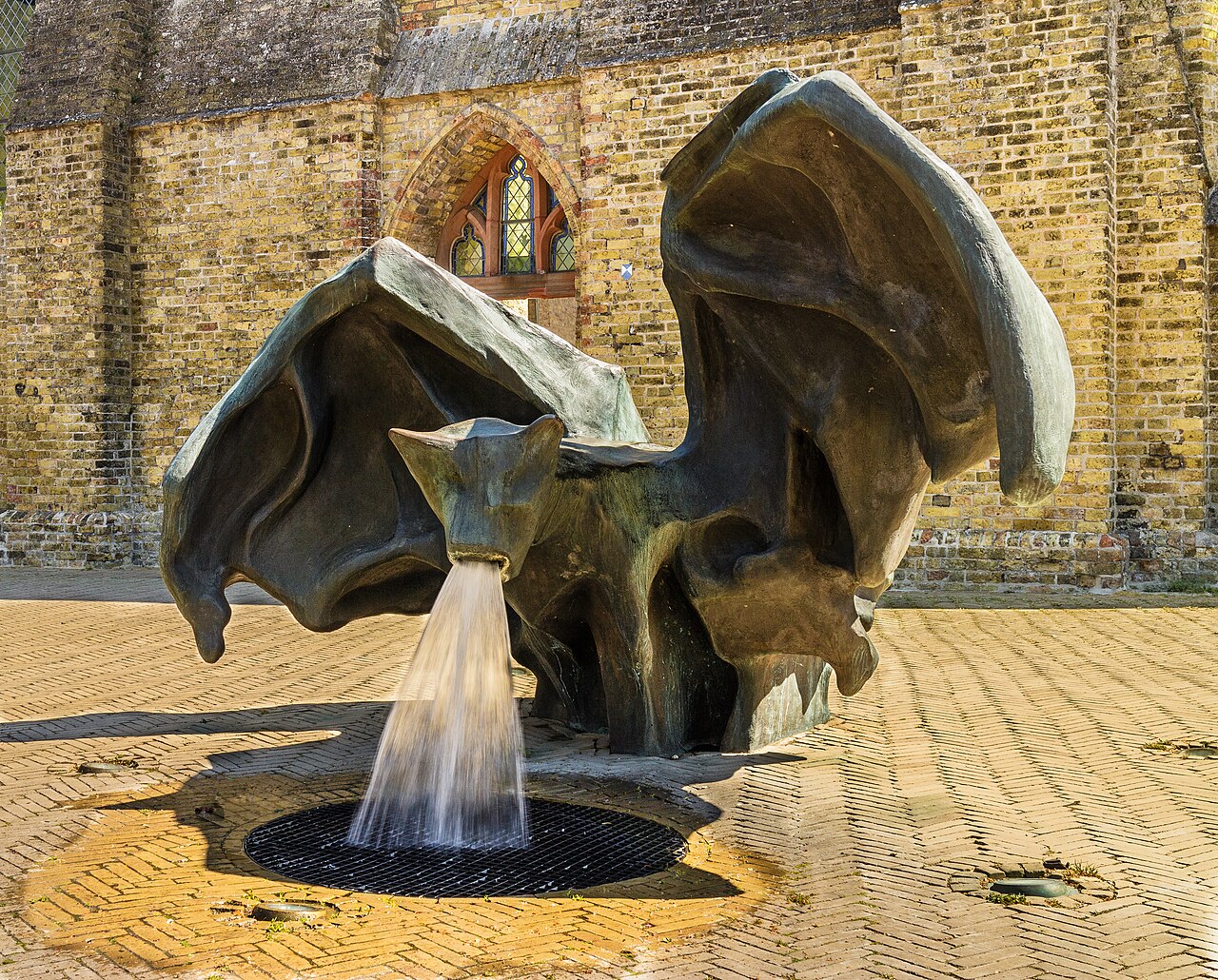 De grote bronzen vleermuis bij de Broerekerk in Bolsward.