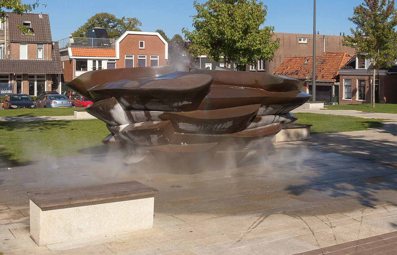 De koperen IJsfontein van Birthe Leemeijer op de Markt in Dokkum.
