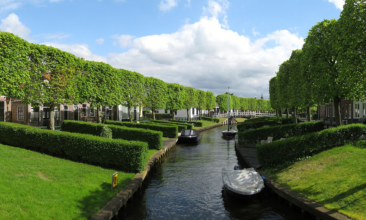 De Ee in IJlst met de overtuinen tussen straat en water. Archieffoto uit 2014.