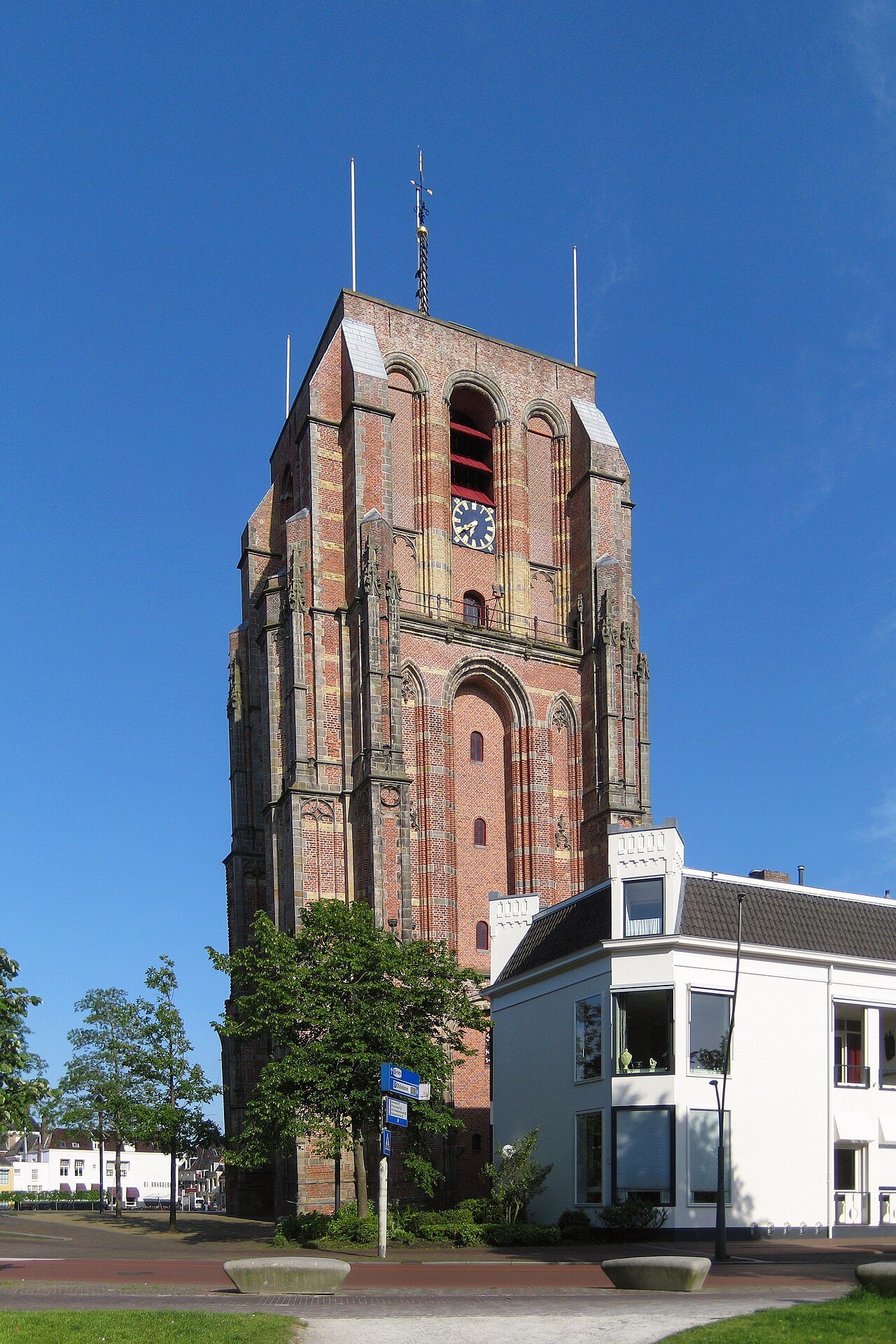 De Oldehove in Leeuwarden, met de onvoltooide torenvorm.
