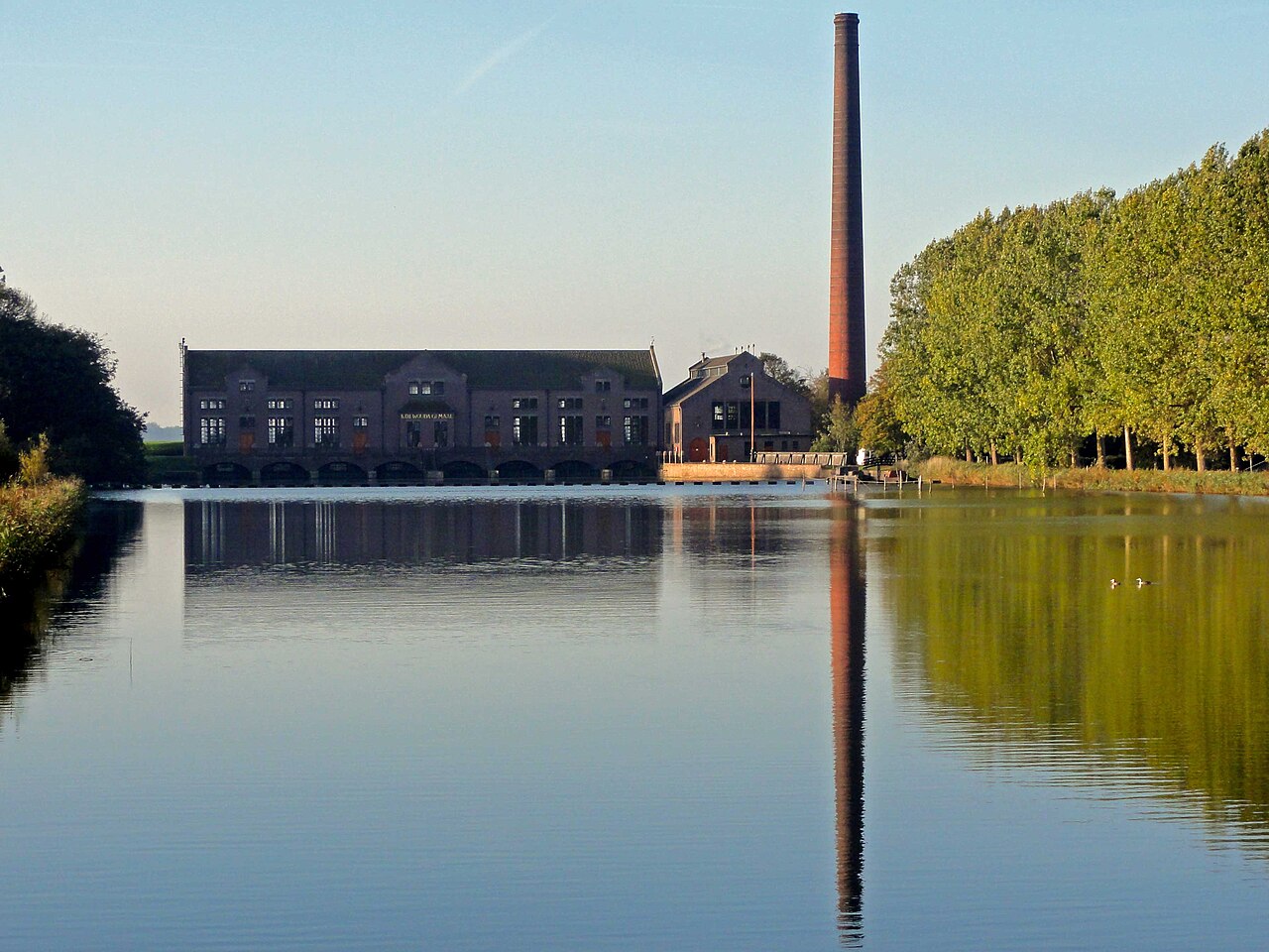 Het Woudagemaal bij Lemmer, met schoorsteen en machinegebouw.
