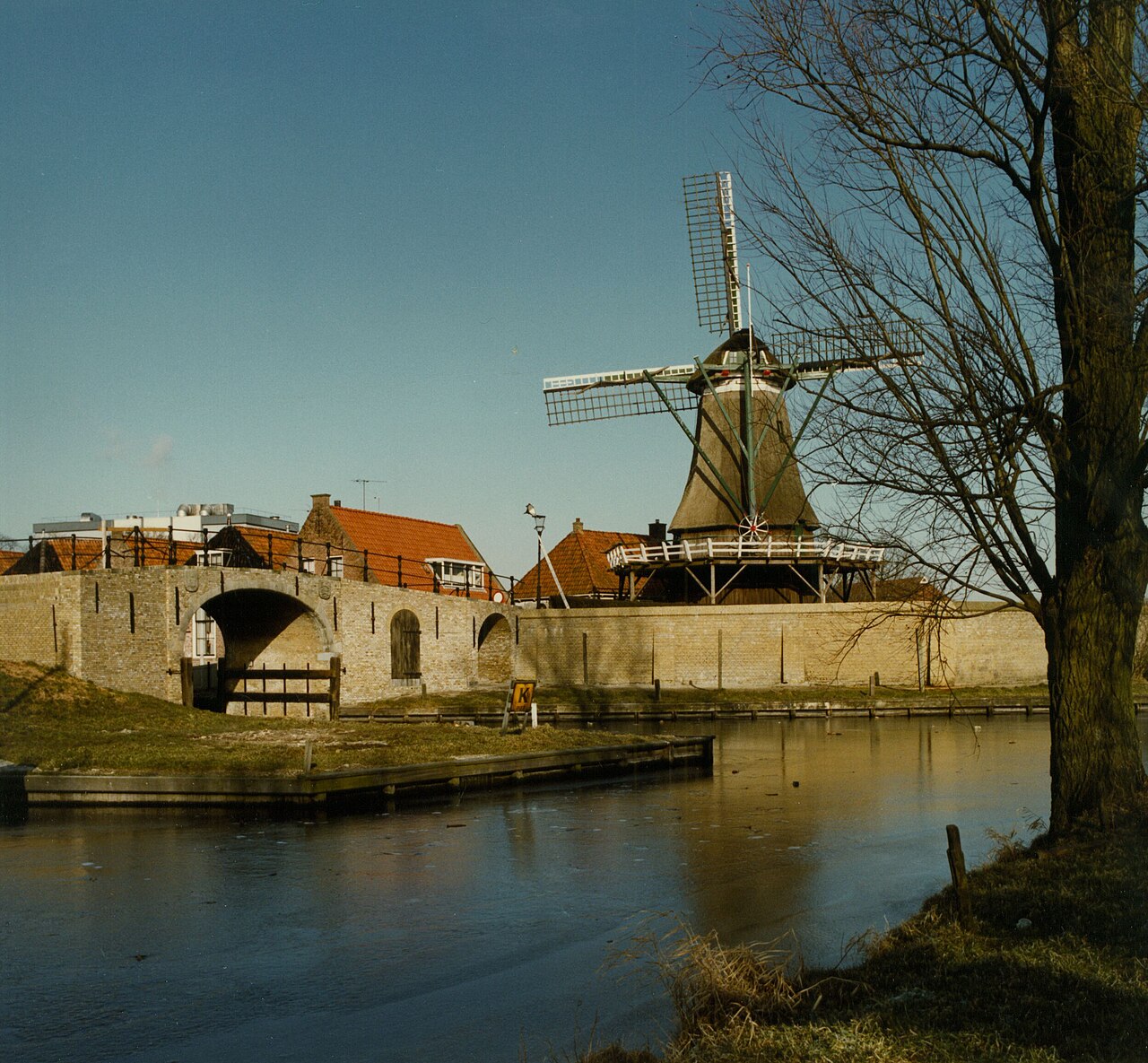 De Lemsterpoort in Sloten op een kleurenfoto uit 1982.