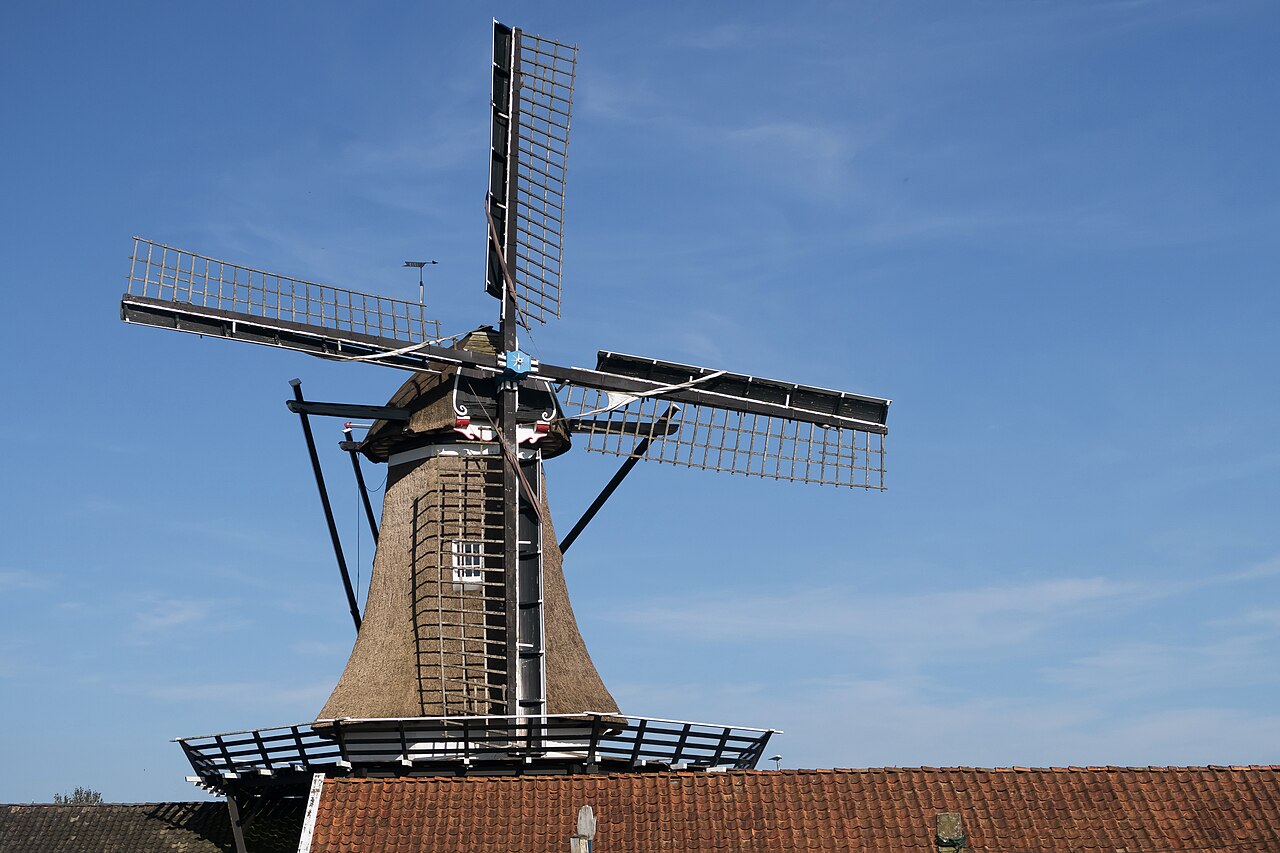 Houtzaagmolen De Jager bij het water in Woudsend.