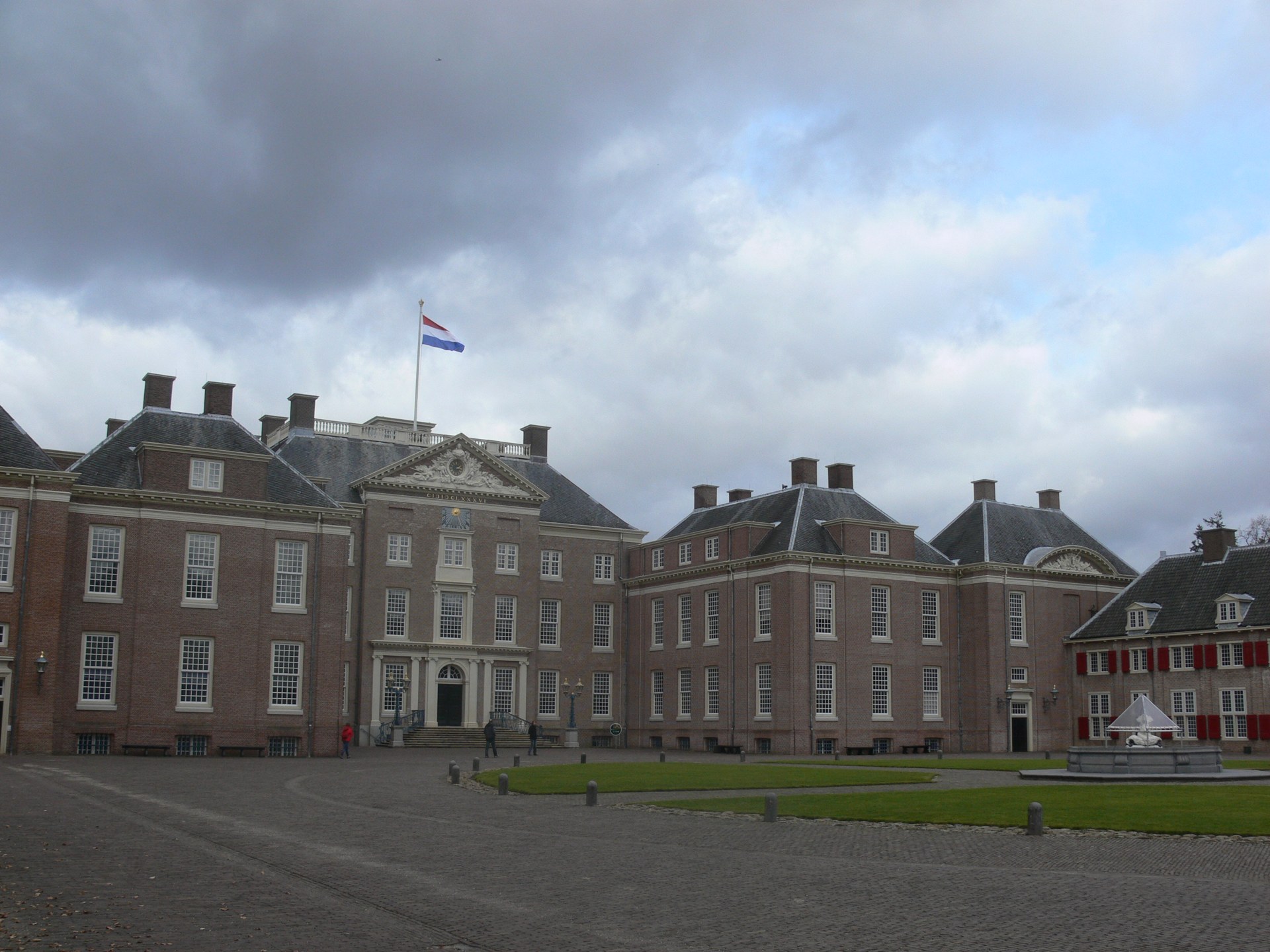 De voorgevel van Paleis Het Loo. De foto is van vóór de ondergrondse uitbreiding; die uitbreiding zelf is hier niet afgebeeld.