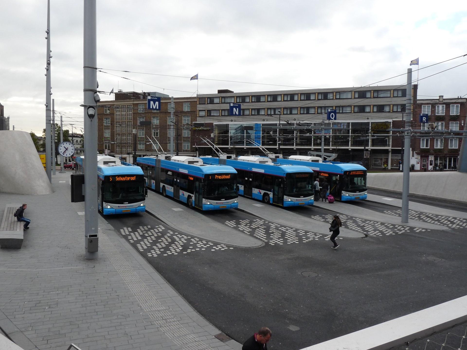 Trolleybussen bij Arnhem Centraal, met de bovenleidingen zichtbaar.
