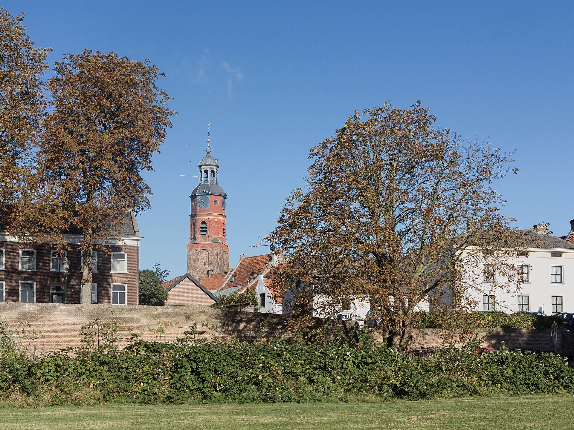De vestingwerken van Buren met de toren van de Sint-Lambertuskerk.