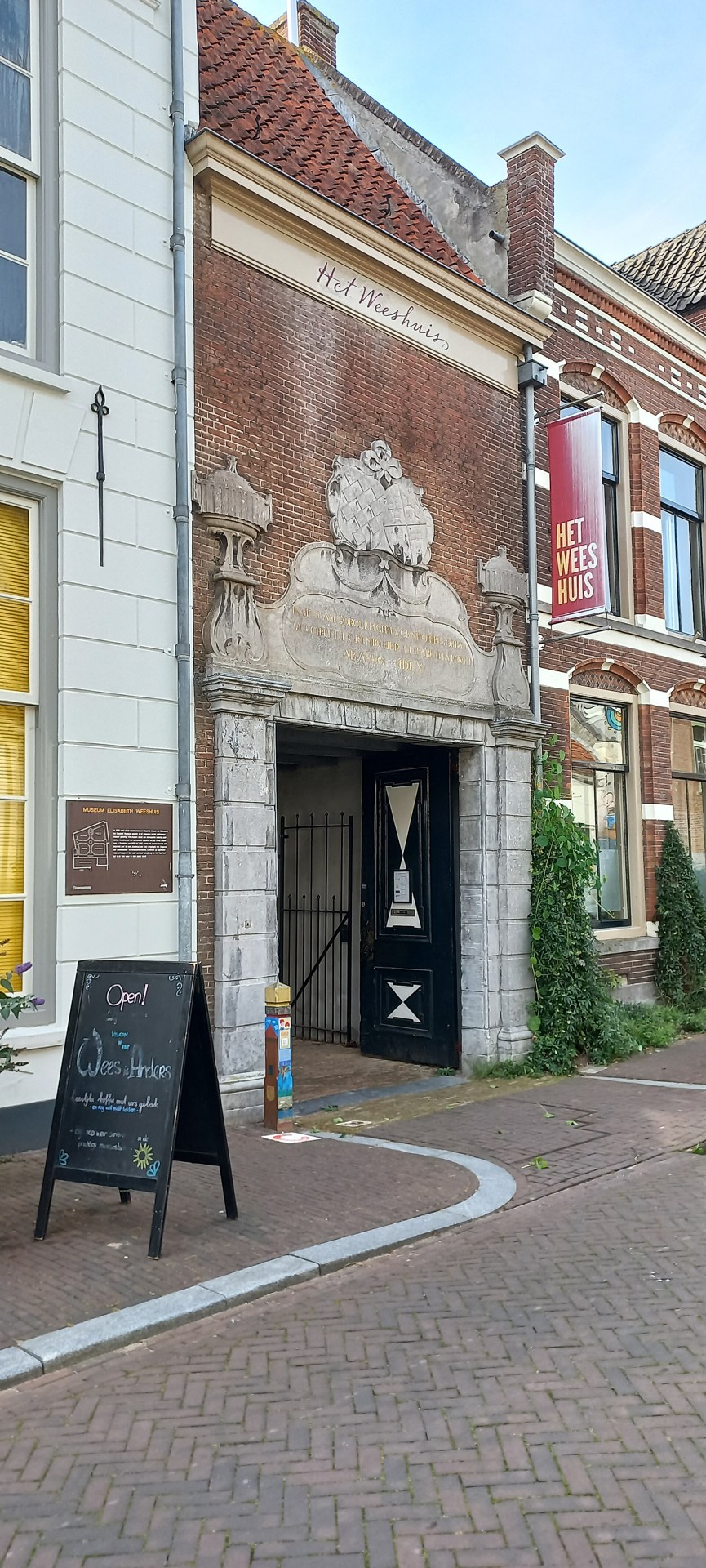 De ingang van het Elisabeth Weeshuis in Culemborg.