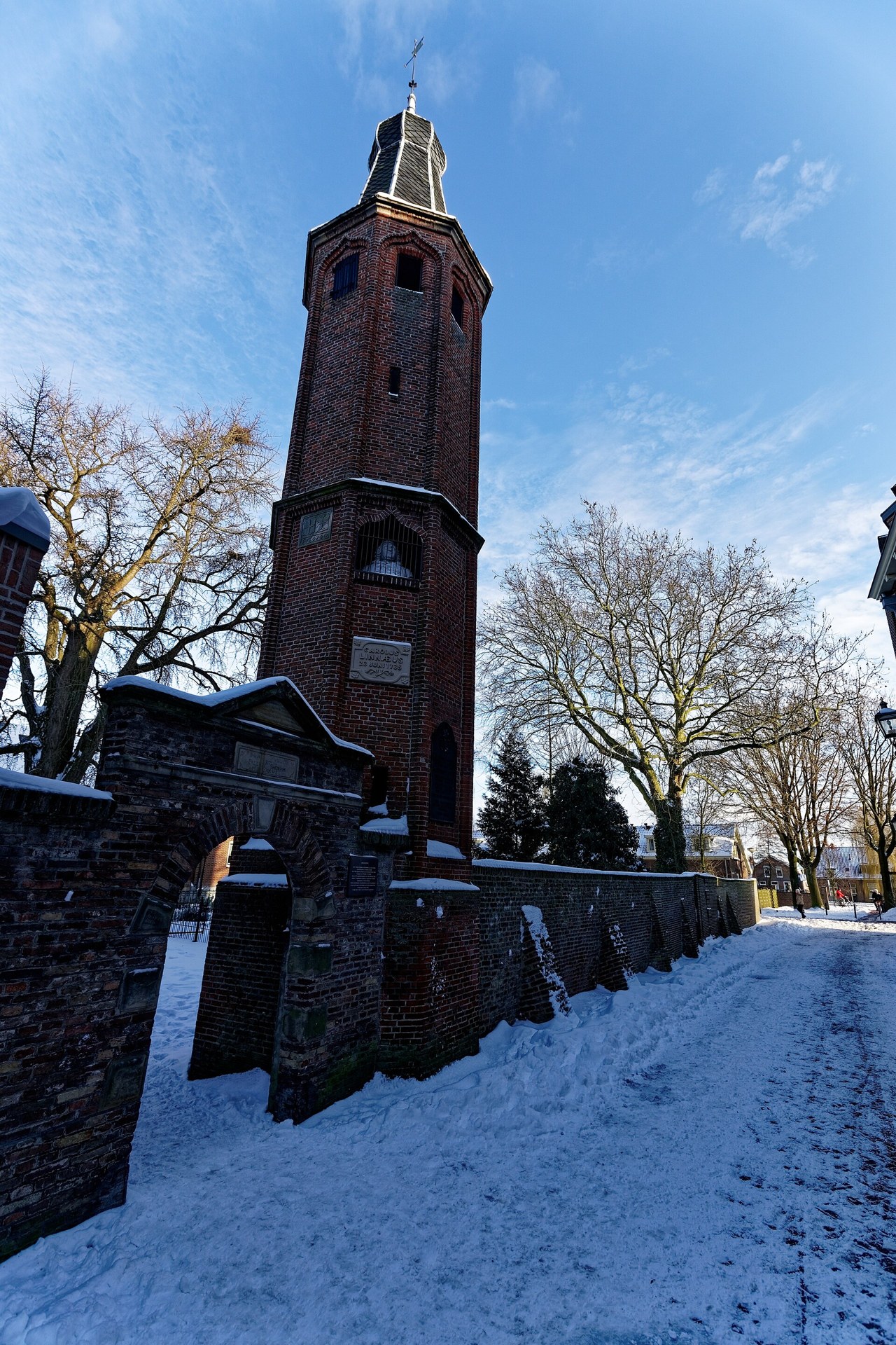 Het Linnaeustorentje in Harderwijk, met sneeuw.