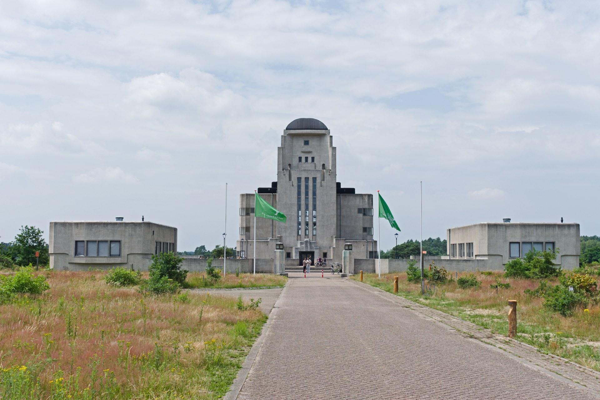 Hoofdgebouw A van het voormalige zendstation Radio Kootwijk.